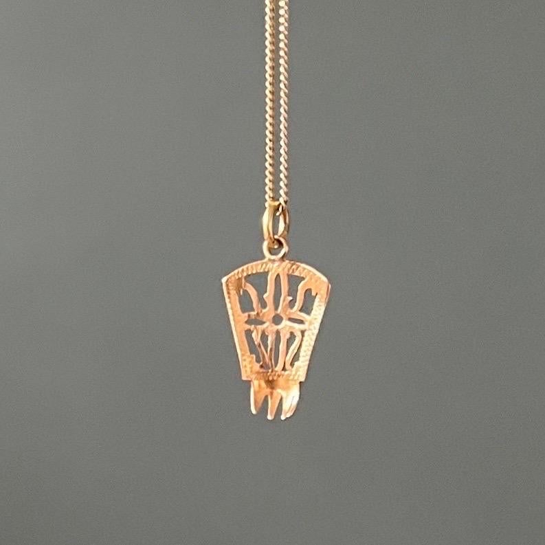 18K Yellow Gold Mid-Century Lady's Hair Comb Charm Pendant In Good Condition For Sale In Rotterdam, NL