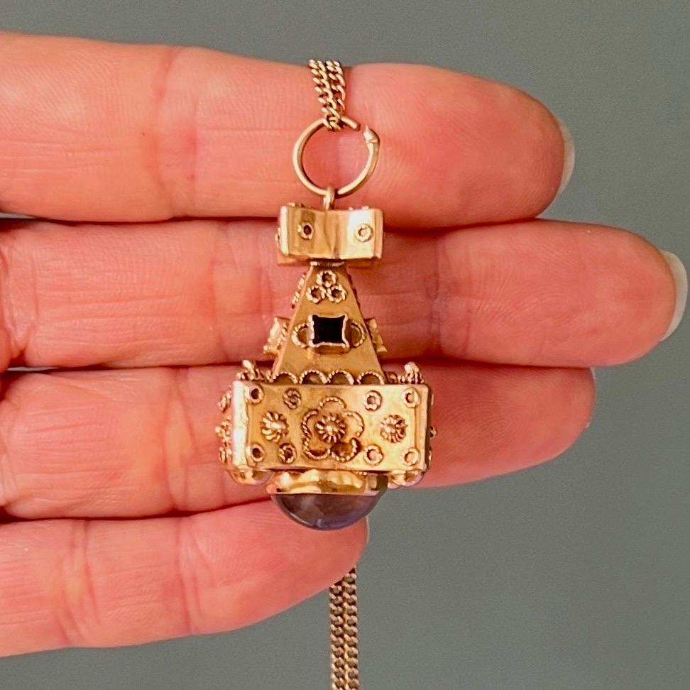 Vintage Venetian Etruscan Revival Moonstone 18K Gold Pendant In Good Condition For Sale In Rotterdam, NL