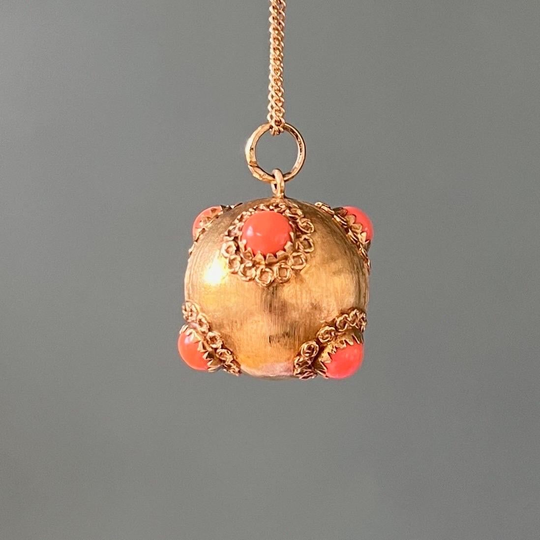 Néo-étrusque Pendentif Spoutnik vintage en or 18K et corail de style Revive vénitien en vente