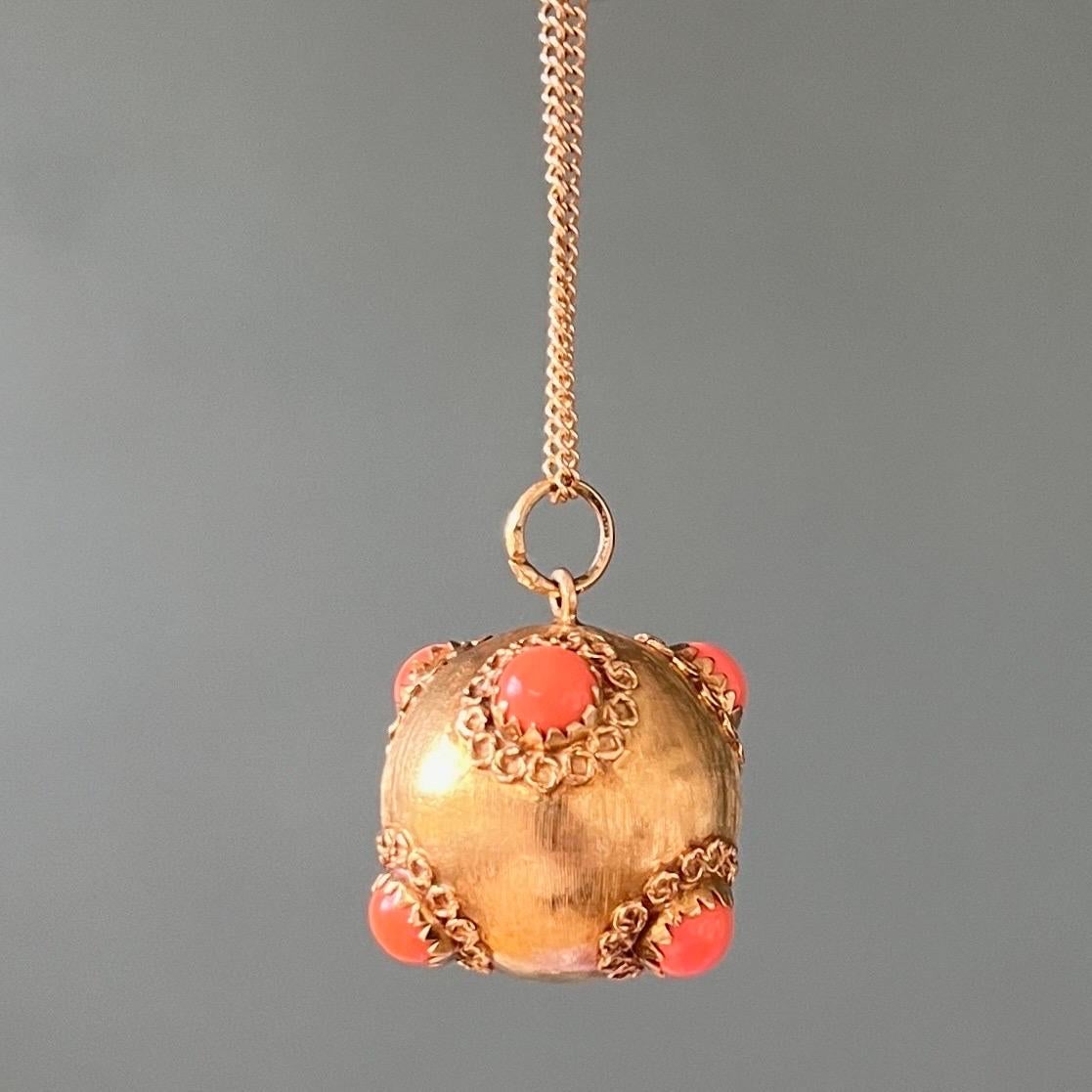 Un bellissimo ciondolo etrusco veneziano in oro 18 carati, grande e pesante, a forma di palla o anche chiamato sputnik. Questo ciondolo italiano è incastonato con sei preziose pietre di corallo tagliate a cabochon, mentre la superficie in oro è