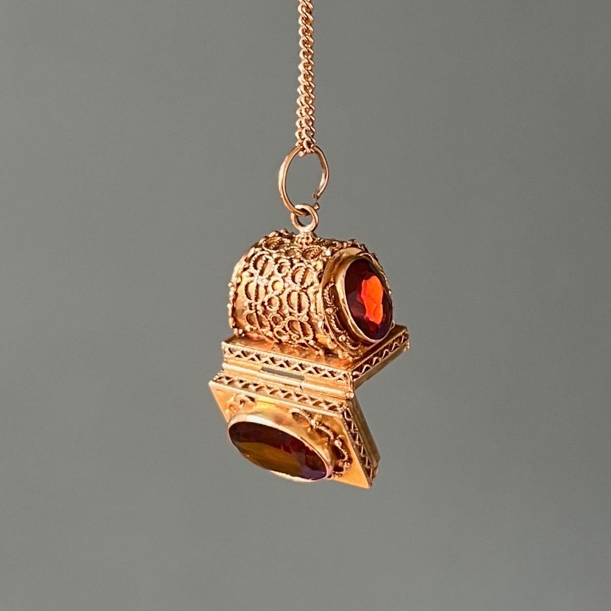 Vintage Venetian Revival 18K Gold and Garnet Locket Pendant In Good Condition For Sale In Rotterdam, NL