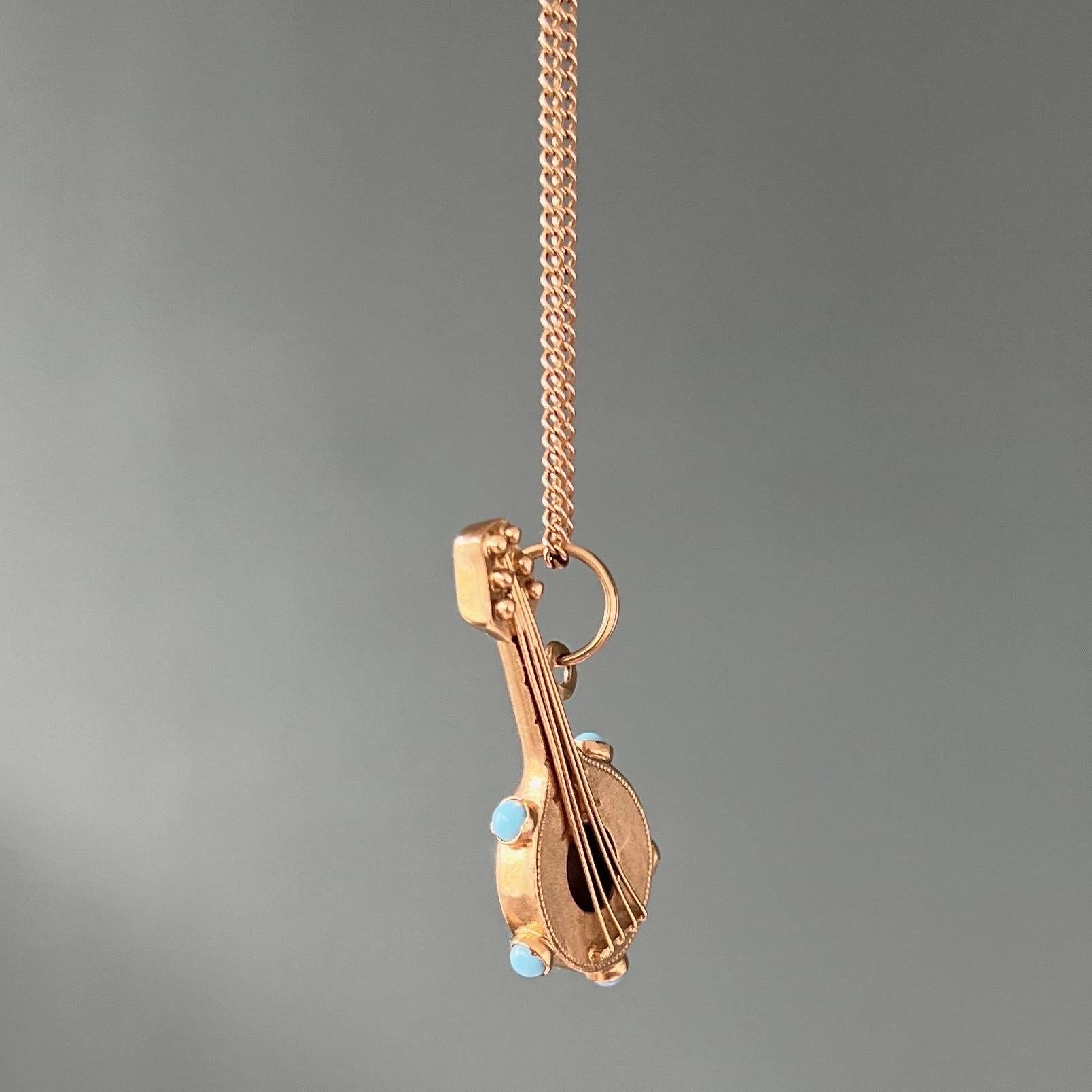 Taille cabochon Pendentif vintage à breloque guitare en or 18 carats et turquoise en vente