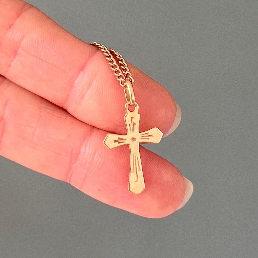 Italian 18K Gold Vintage Cross Charm Pendant In Good Condition For Sale In Rotterdam, NL
