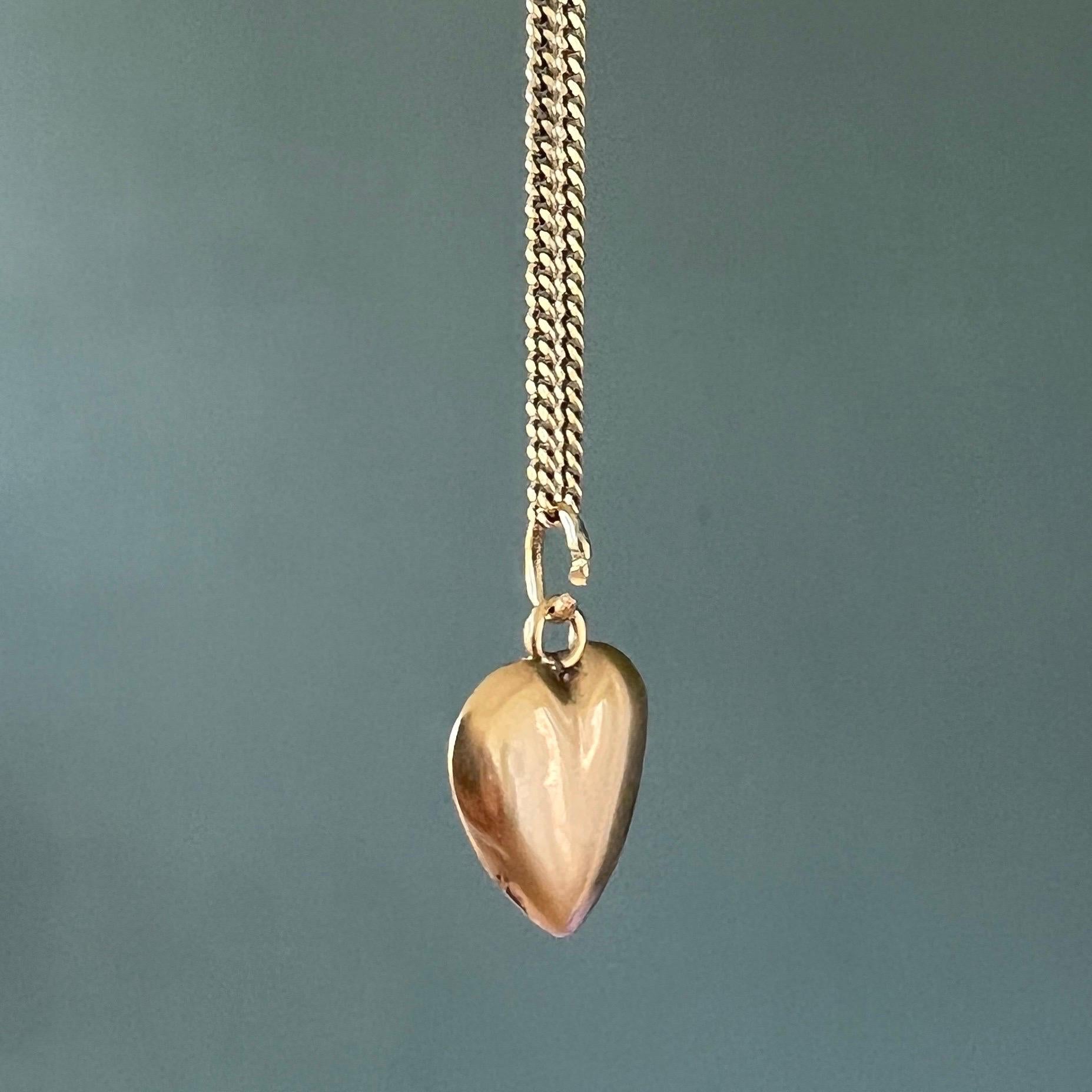 14K Gold Vintage Heart Charm Pendant In Good Condition For Sale In Rotterdam, NL