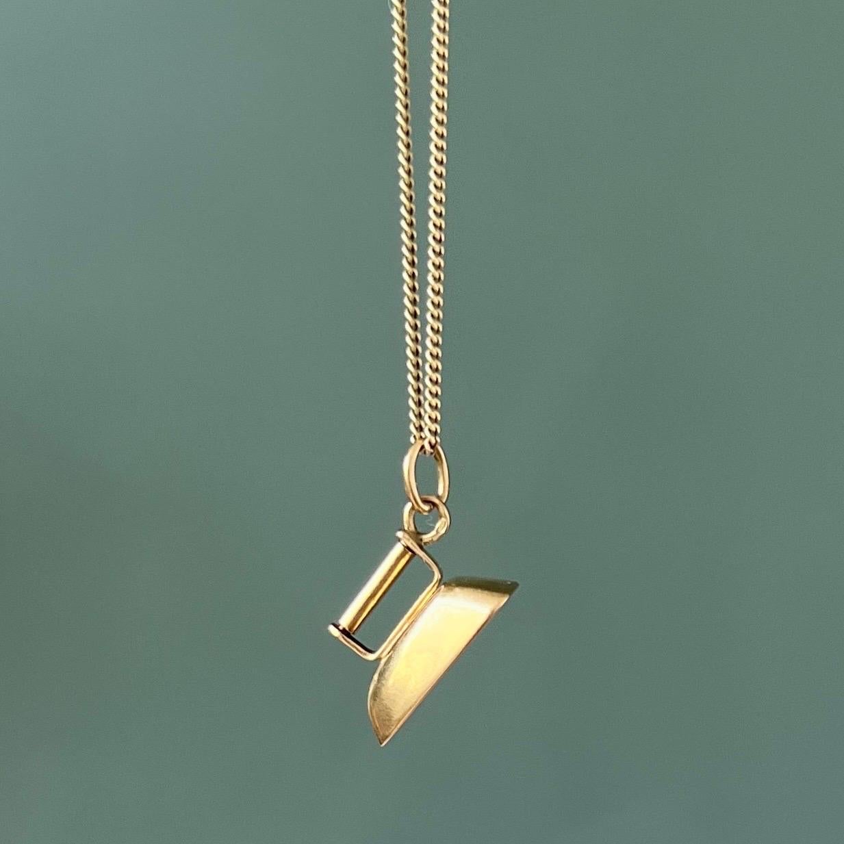 Vintage 14K Gold Flatiron Charm Pendant In Good Condition For Sale In Rotterdam, NL