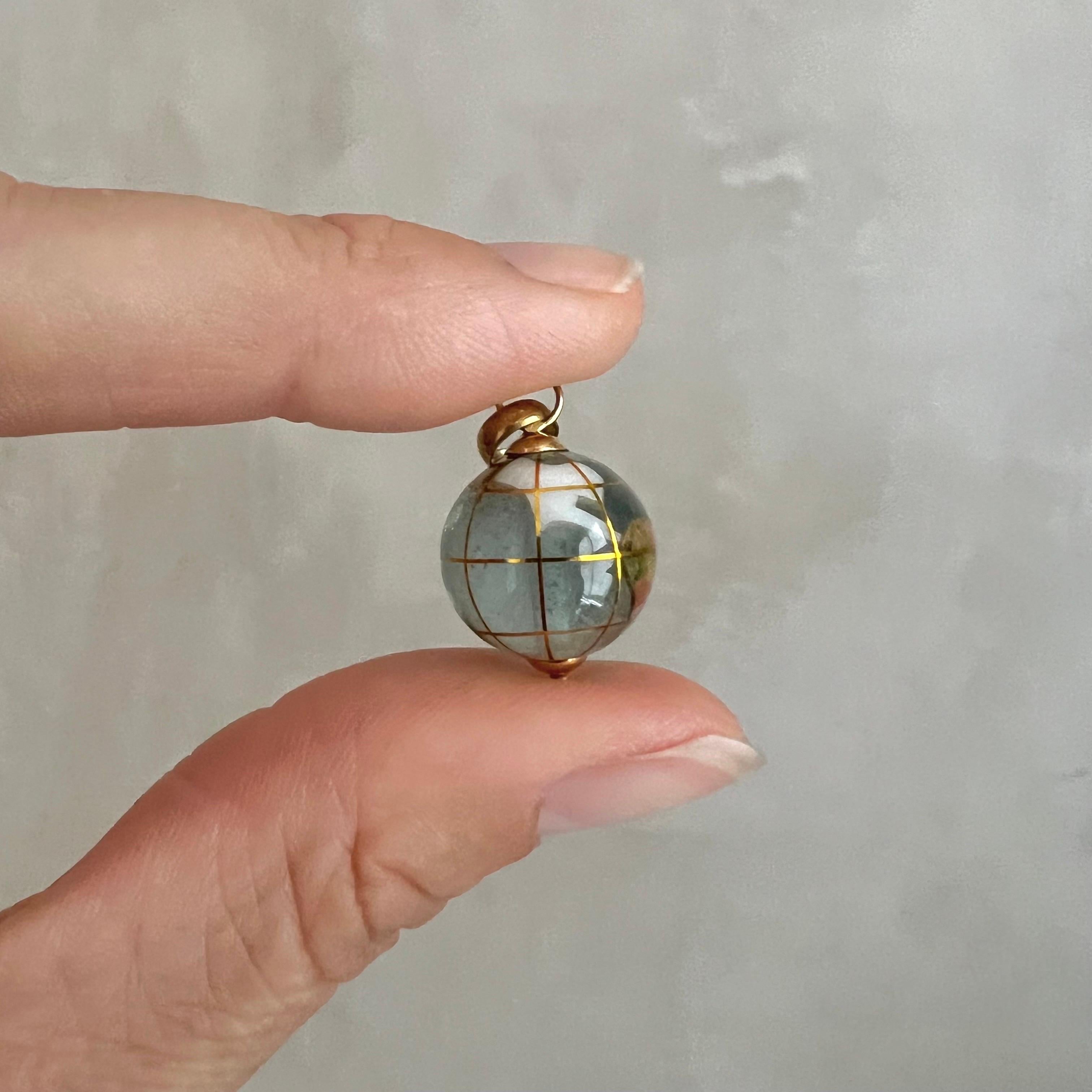 Questo ciondolo a forma di mappamondo in oro 18 carati vintage è un gioiello unico e squisito che combina una raffinata lavorazione artigianale con un design accattivante. Il ciondolo presenta un motivo a forma di globo che lo rende un simbolo di