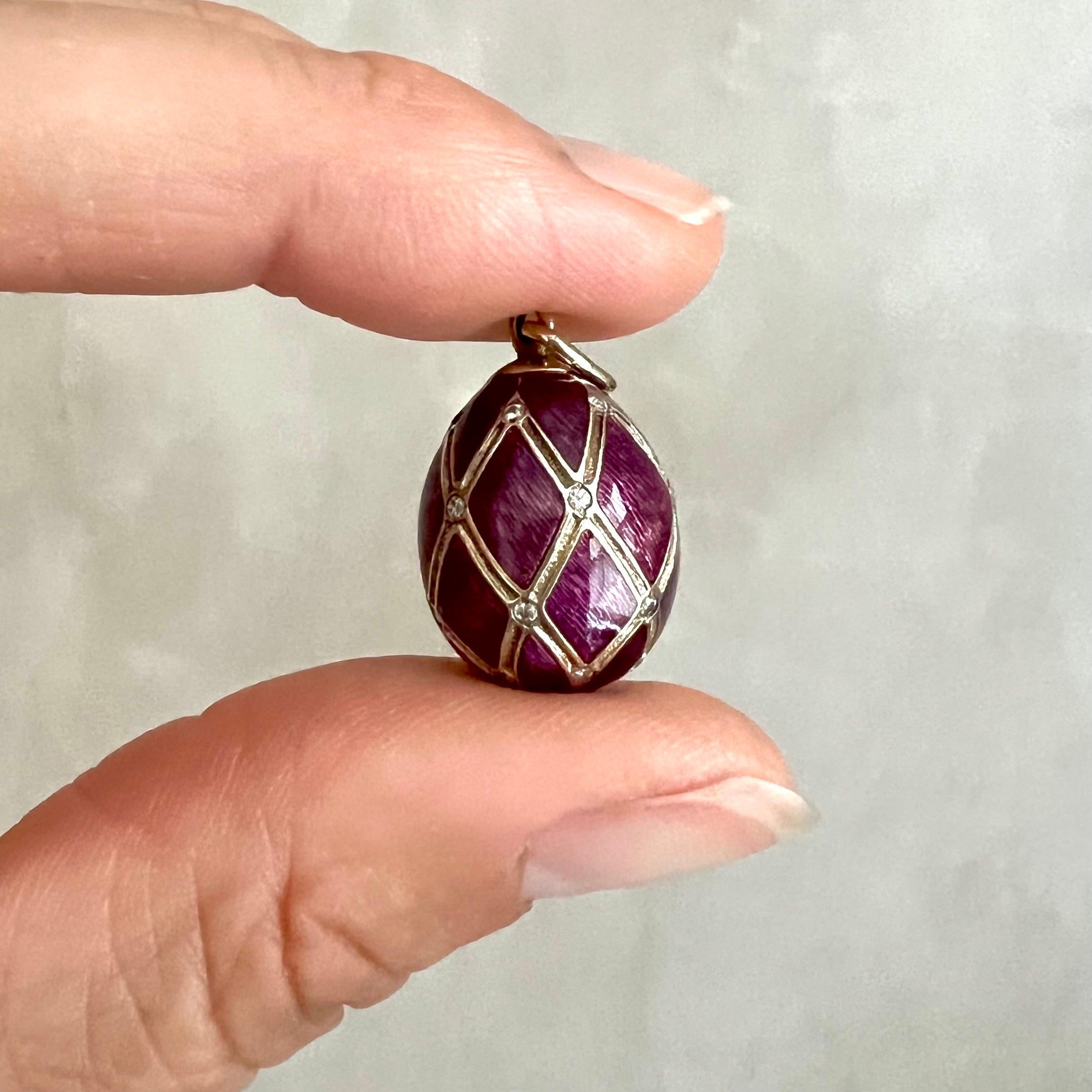 This exquisite purple egg pendant is a blend of luxury and elegance, crafted with meticulous attention to detail. The Fabergé style egg pendant is made from 14-karat yellow gold and gold-plated silver, ensuring both durability and a radiant finish.
