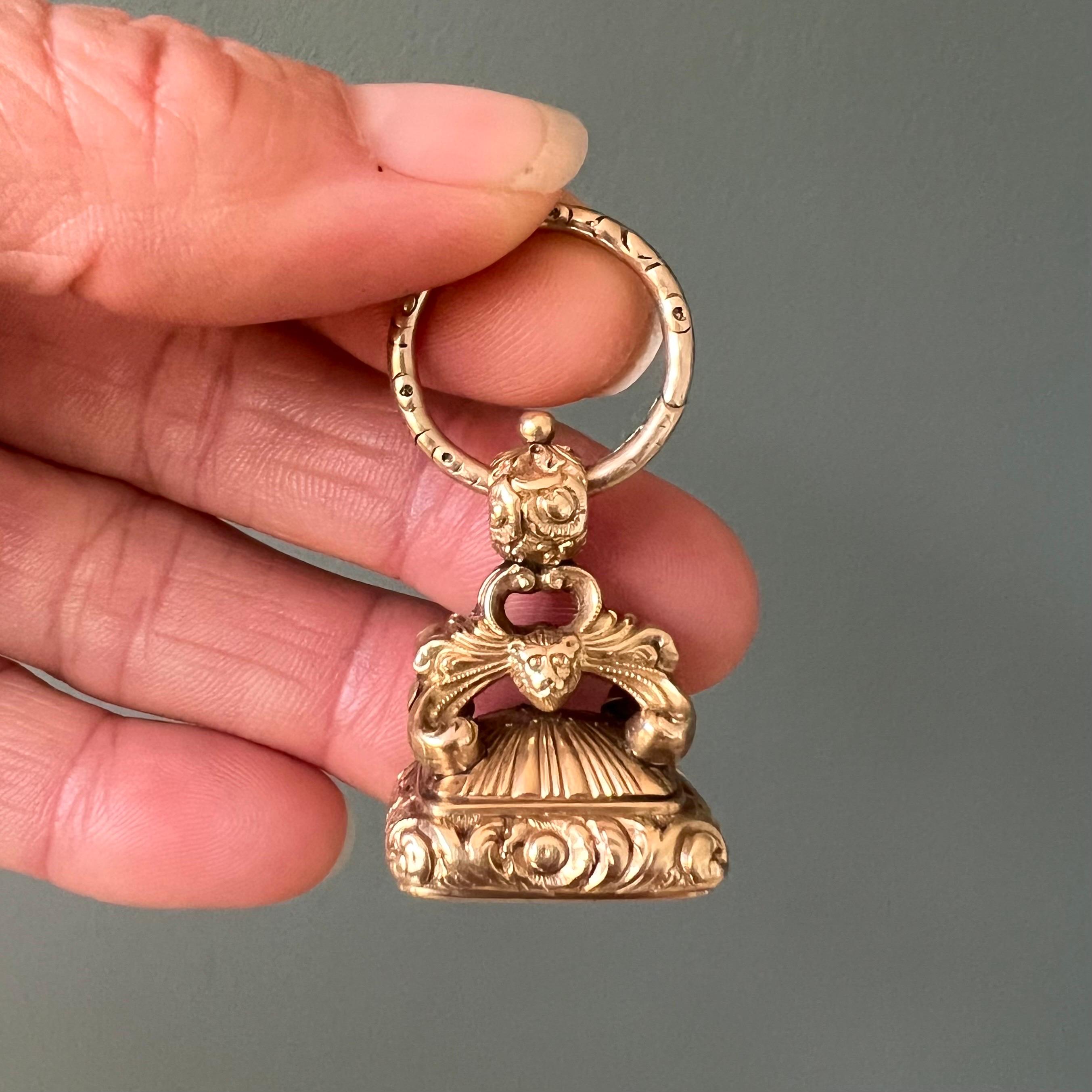 Antiguo Colgante Victoriano de Oro con Cornalina y Anillo Dividido Biselado Victoriano temprano en venta
