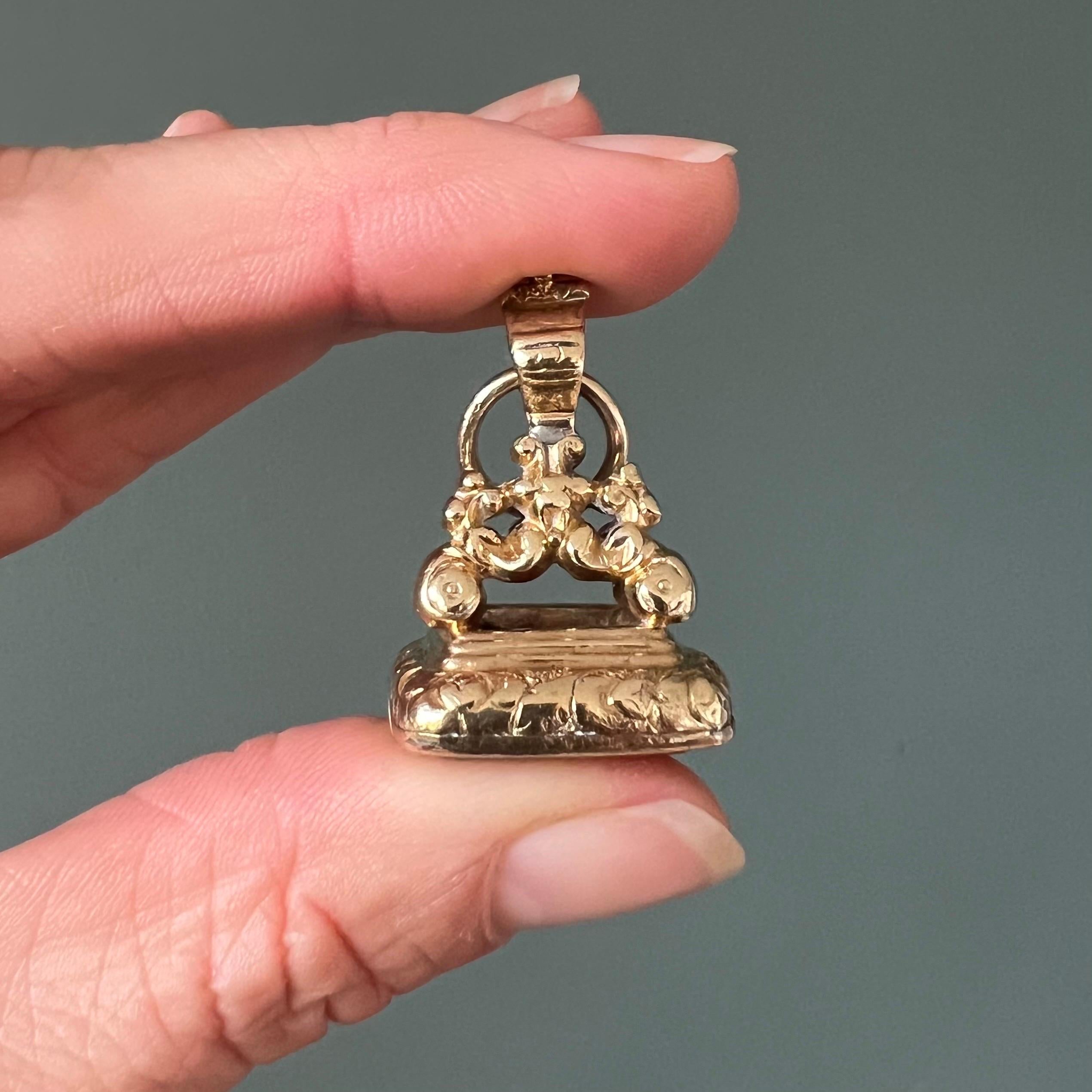 Questo squisito ciondolo a forma di fob antico georgiano è splendidamente realizzato con una pietra di corniola liscia e di forma quadrata, incastonata in una cornice d'oro. Le tonalità calde e ricche della corniola contrastano elegantemente con la