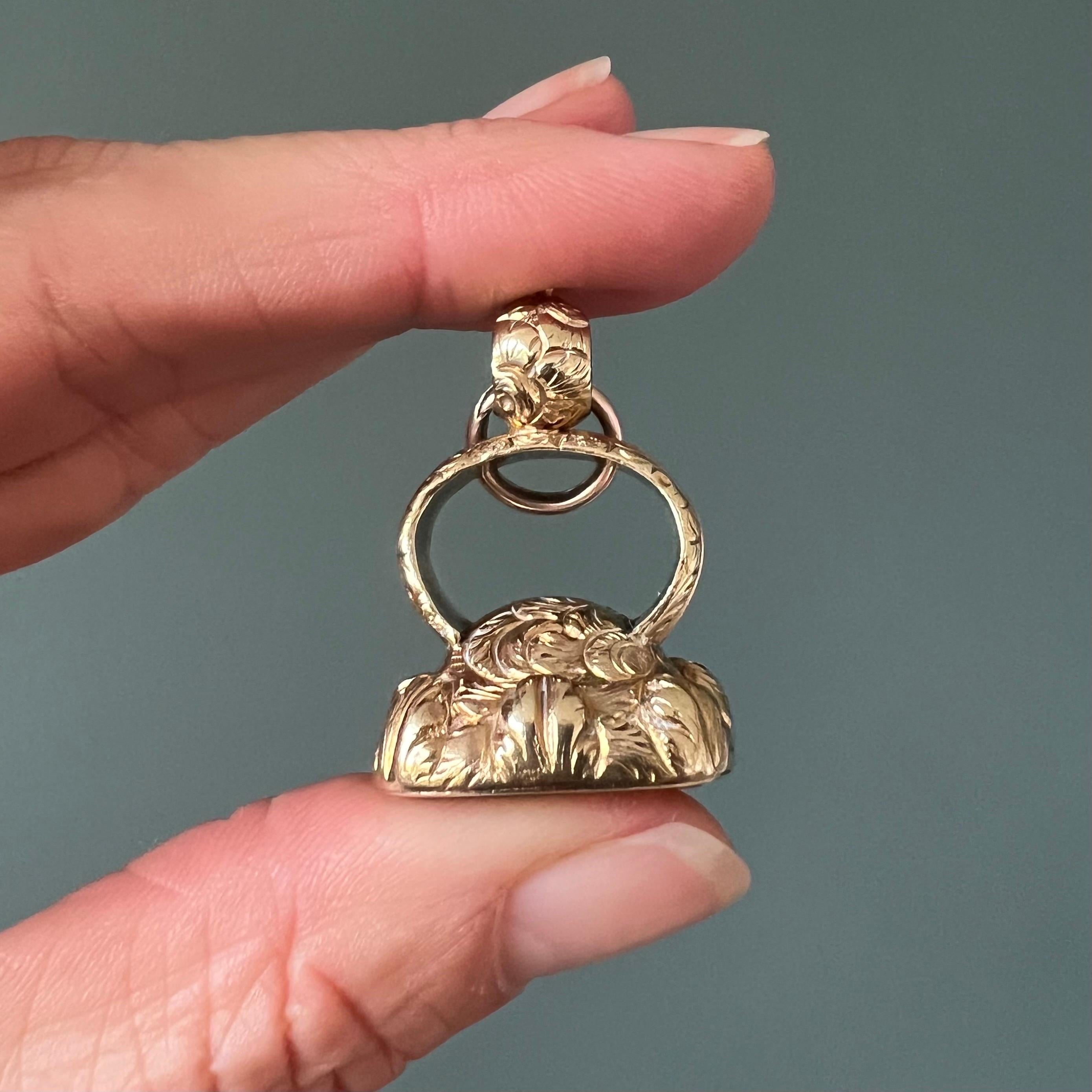 Questo antico ciondolo georgiano in corniola incamiciata in oro è uno splendido esempio di artigianato della fine del XVIII e dell'inizio del XIX secolo. Il pezzo è caratterizzato da una corniola di forma rettangolare, una pietra semipreziosa di
