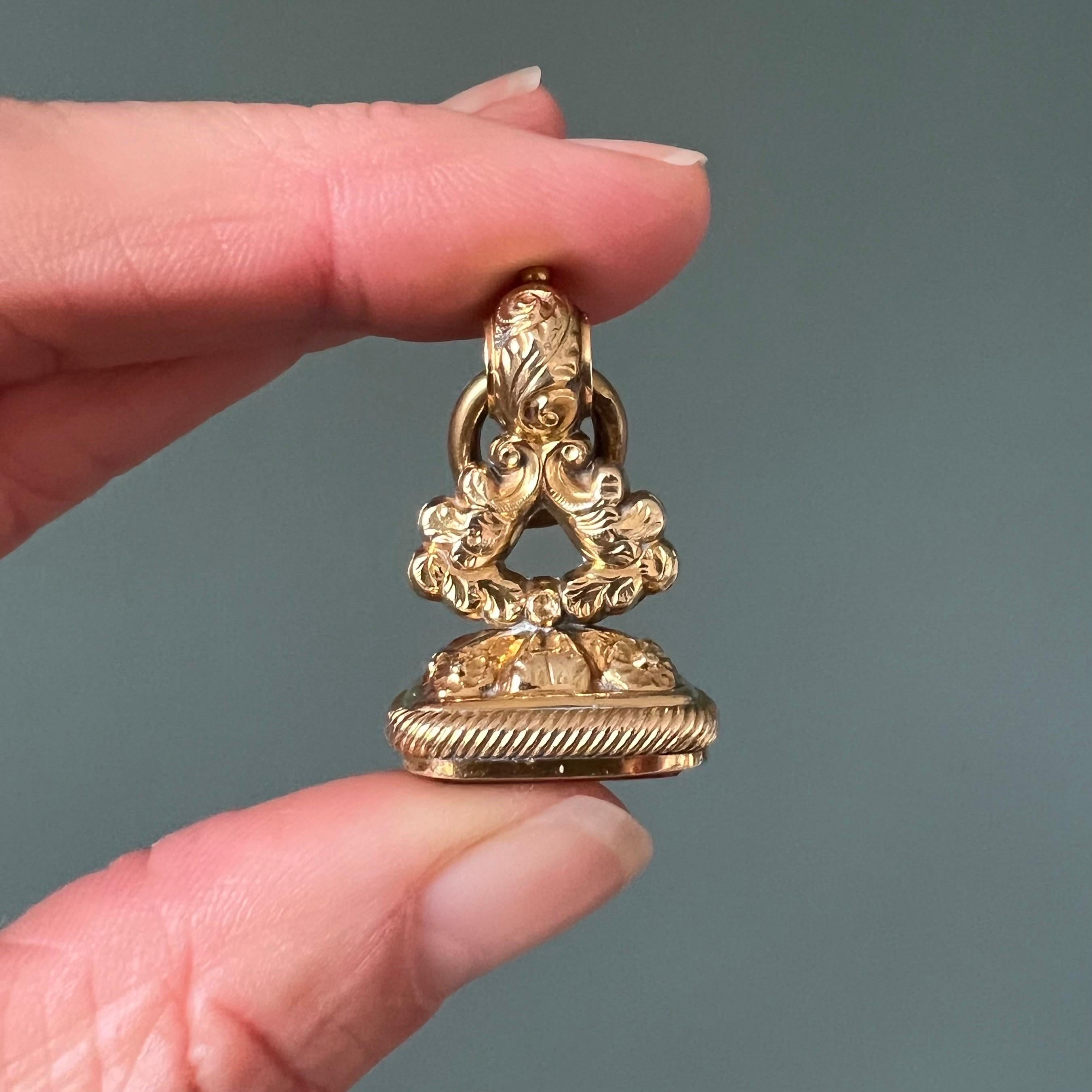 Este antiguo colgante georgiano de llavero de cornalina con caja de oro de 9 ct es una extraordinaria pieza histórica, que muestra la elegante artesanía de la época georgiana (1714-1837). El colgante presenta una rica y cálida carcasa de oro de 9 ct