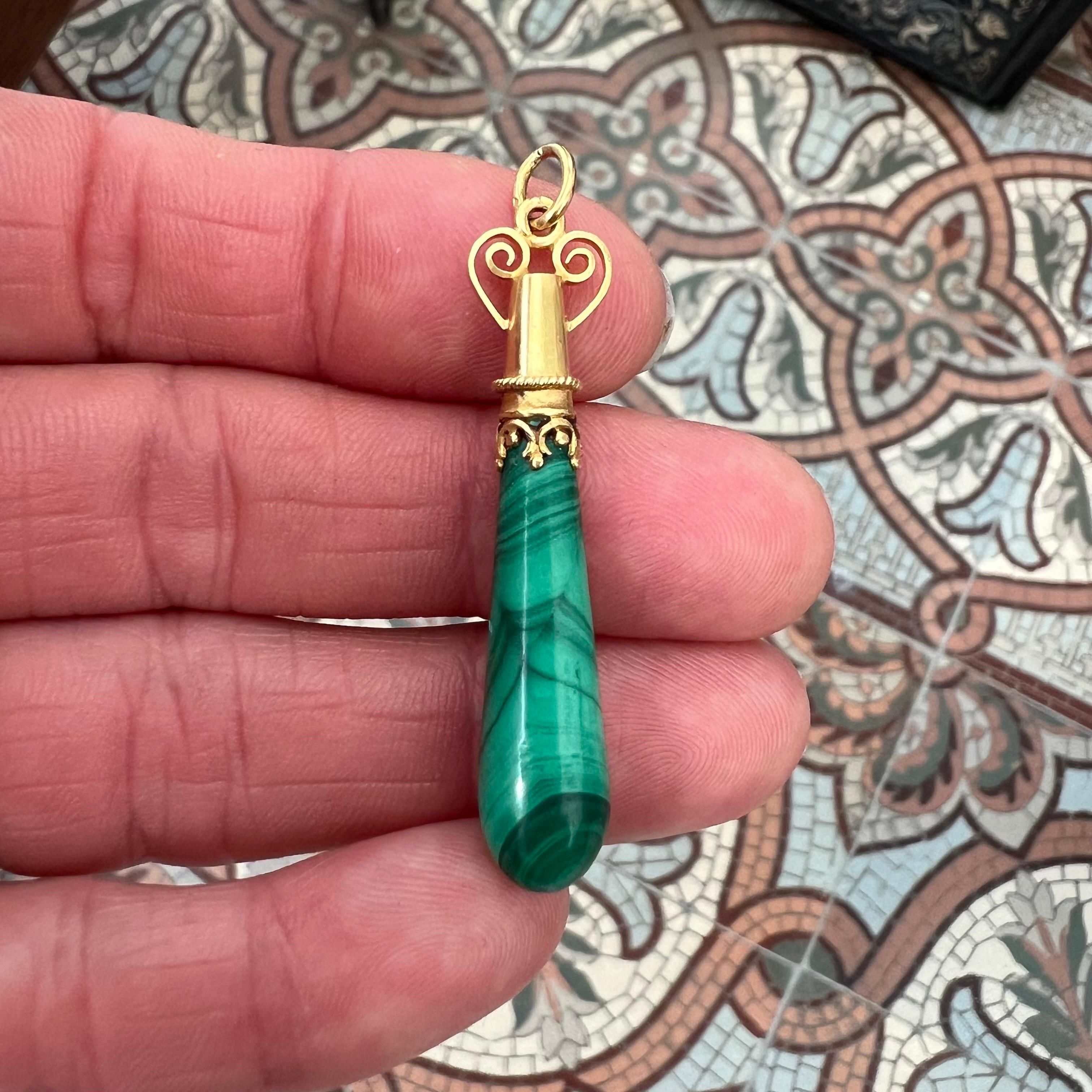 Questo ciondolo presenta una malachite a forma di goccia splendidamente lucidata, nota per le sue ricche sfumature verdi e per le bande concentriche che si formano naturalmente e che conferiscono alla pietra un aspetto lussuoso e organico.

La