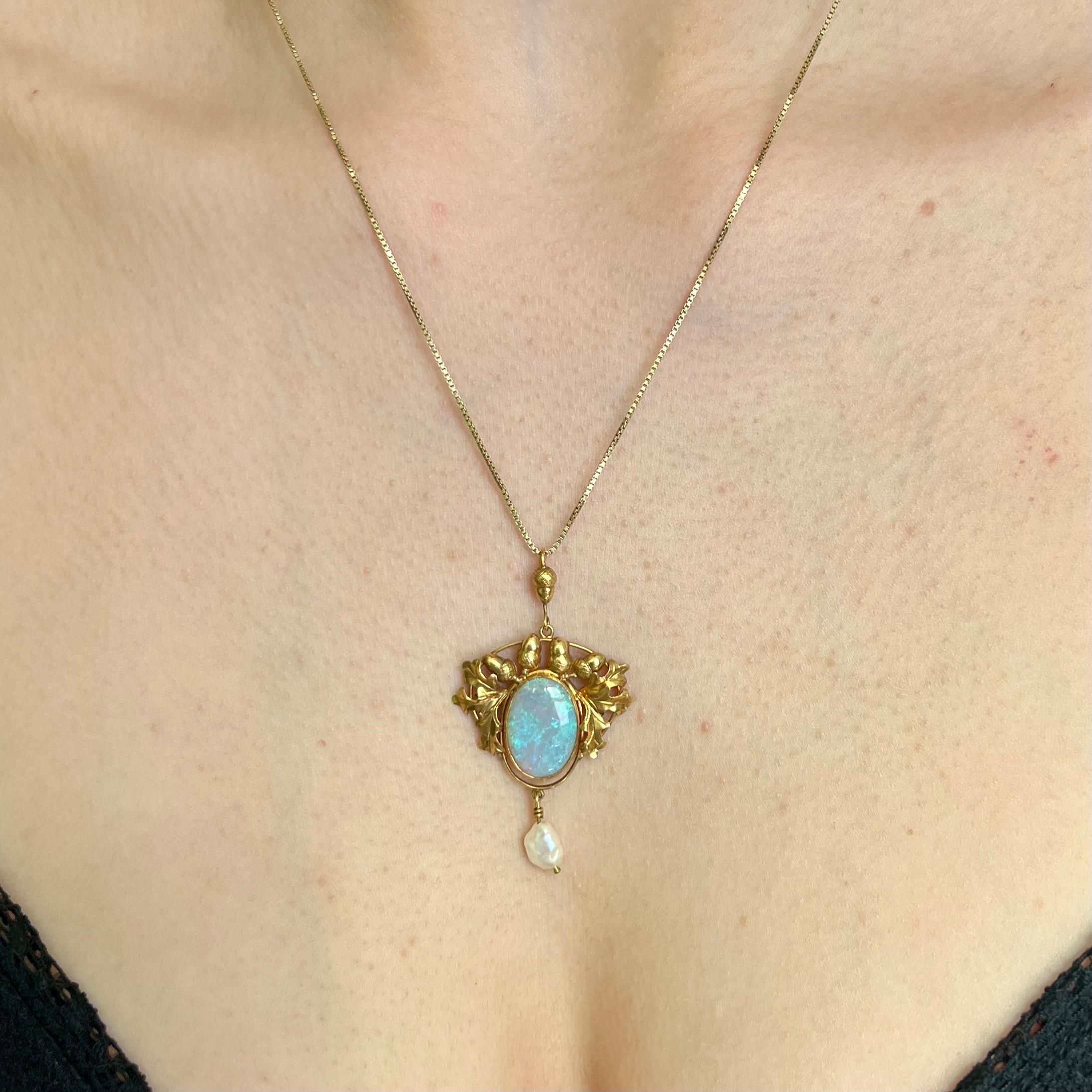 Questo magnifico ciondolo antico del XIX secolo è una testimonianza dell'opulenza e della maestria dell'epoca. Realizzato in oro a 18 carati, il ciondolo ha come cuore un grande e affascinante opale ovale, con colori iridescenti che brillano e