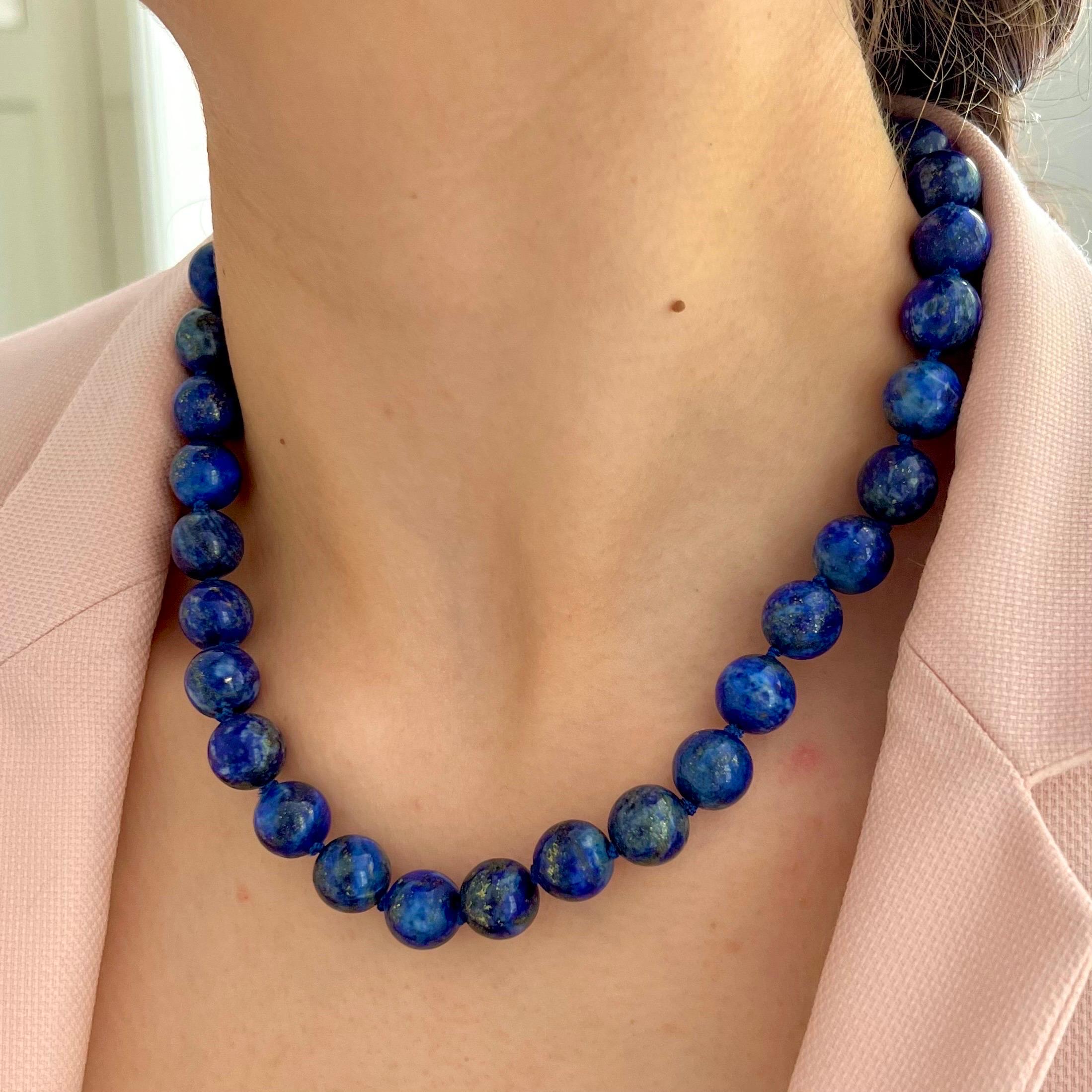 Questa bellissima collana vintage è composta da un filo di perline di lapislazzuli naturali riccamente saturi, ognuno dei quali è stato meticolosamente annodato a mano per garantire la durata e il drappeggio fluido. Le perle sferiche, uniformi nelle