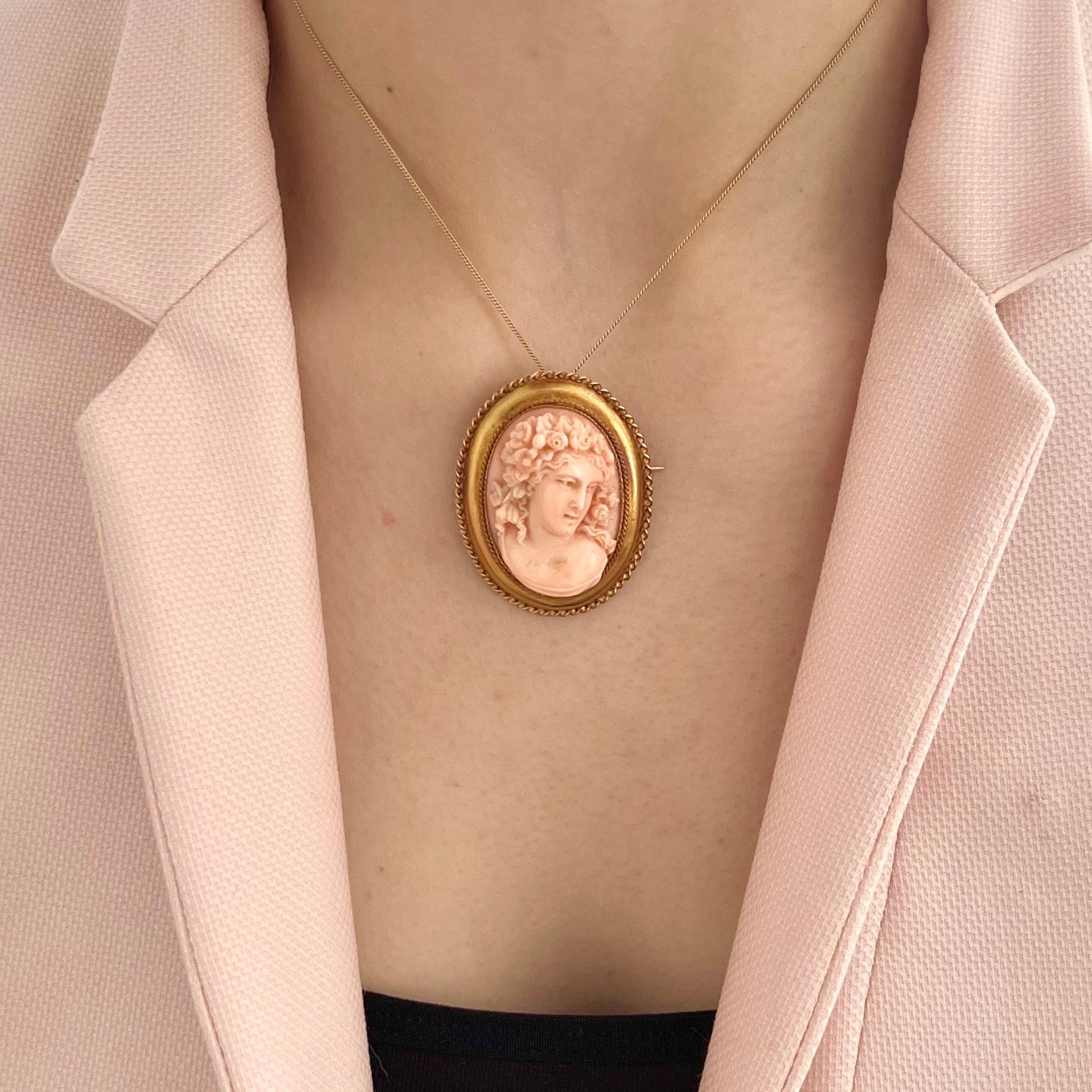 Broche antiguo de oro de 14 quilates con camafeo de coral que representa a la diosa romana Flora Victoriano en venta