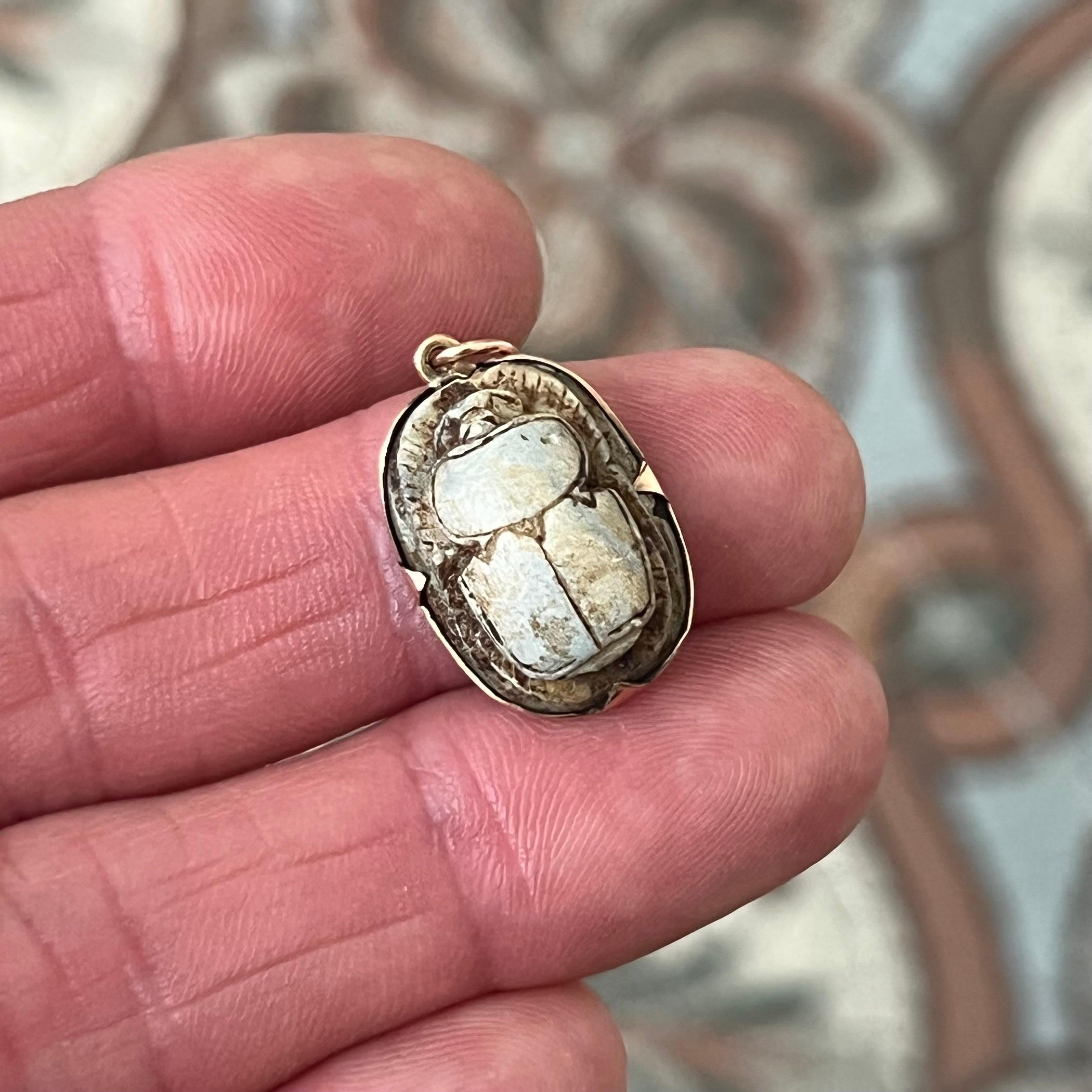 Neoegizio Antico ciondolo a forma di scarabeo egiziano in oro 14K con geroglifici in vendita