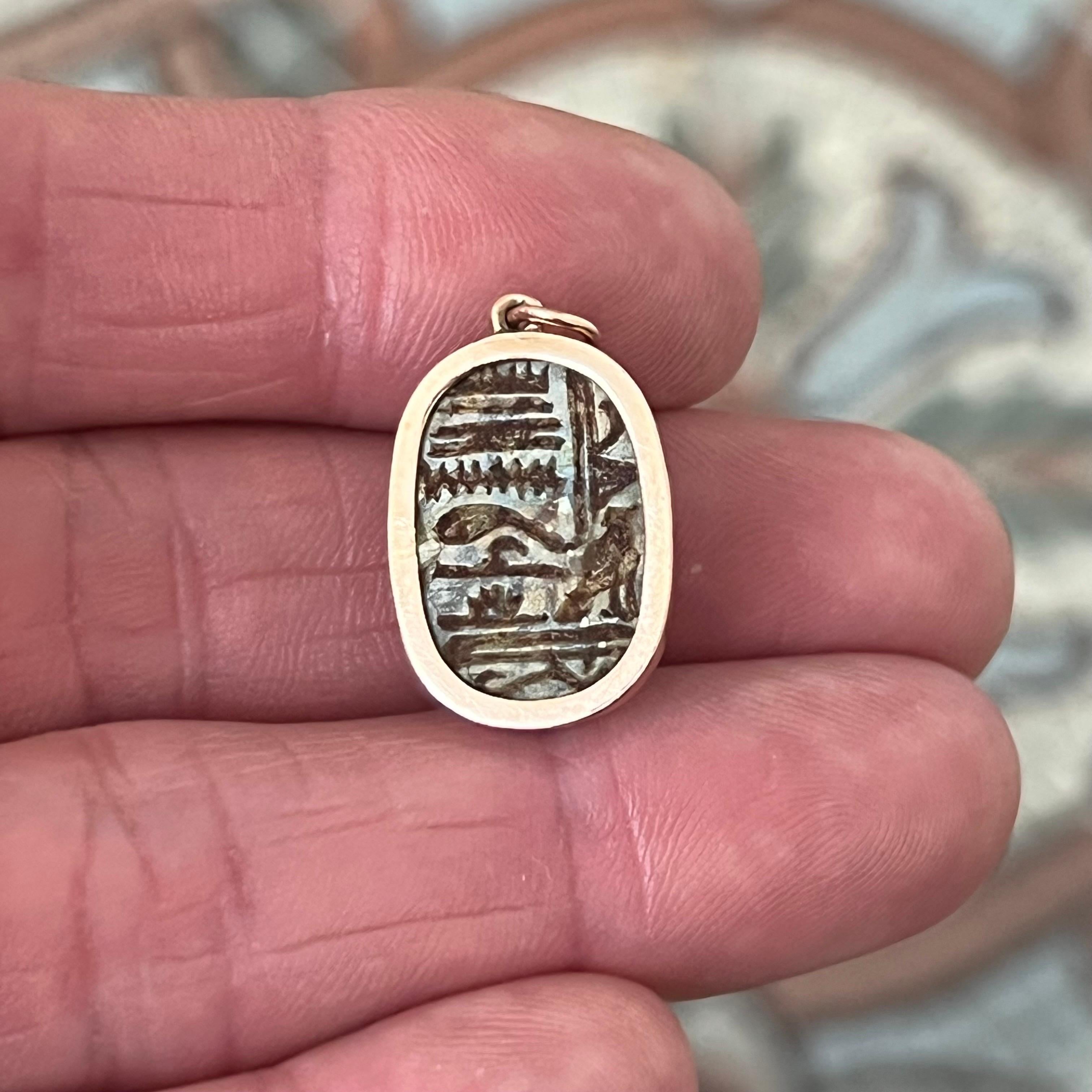 da uomo o donna Antico ciondolo a forma di scarabeo egiziano in oro 14K con geroglifici in vendita