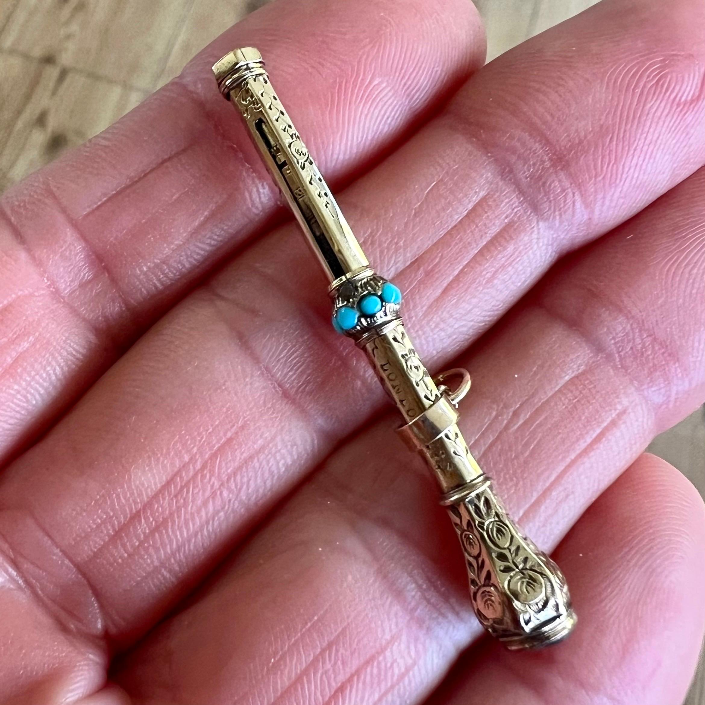 Dieser exquisite antike Drehbleistift stammt aus der viktorianischen Ära, einer Zeit, in der Schreibgeräte nicht nur funktional waren, sondern auch als Symbole für Status und Raffinesse dienten. Der Bleistift ist aus hochwertigem Gold gefertigt und