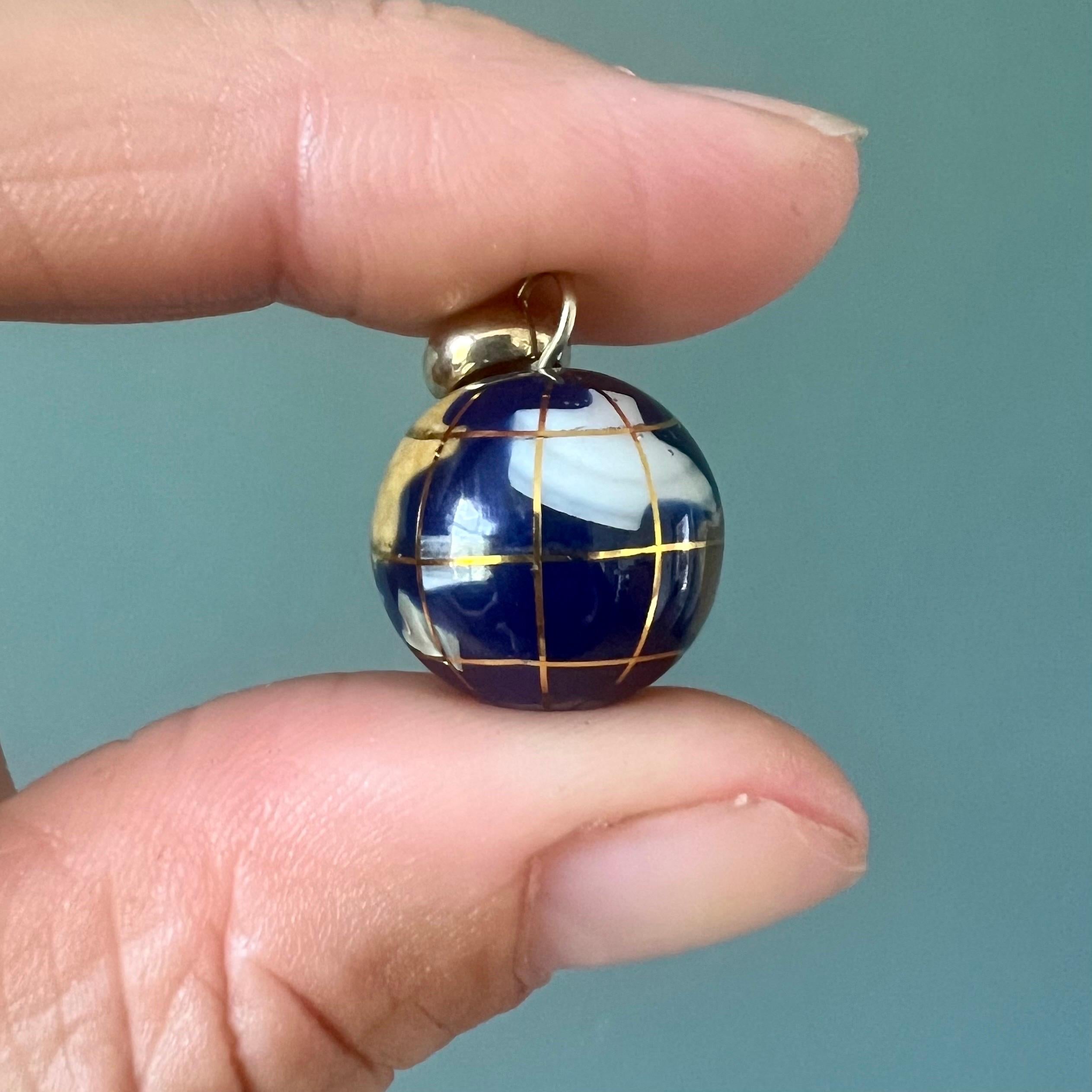 Dieser exquisite Globus-Anhänger ist ein atemberaubendes Schmuckstück, das die Schönheit unseres Planeten in einem lebendigen und künstlerischen Design festhält. Der Anhänger zeigt eine detailreiche Darstellung der Erde mit Kontinenten, die aus