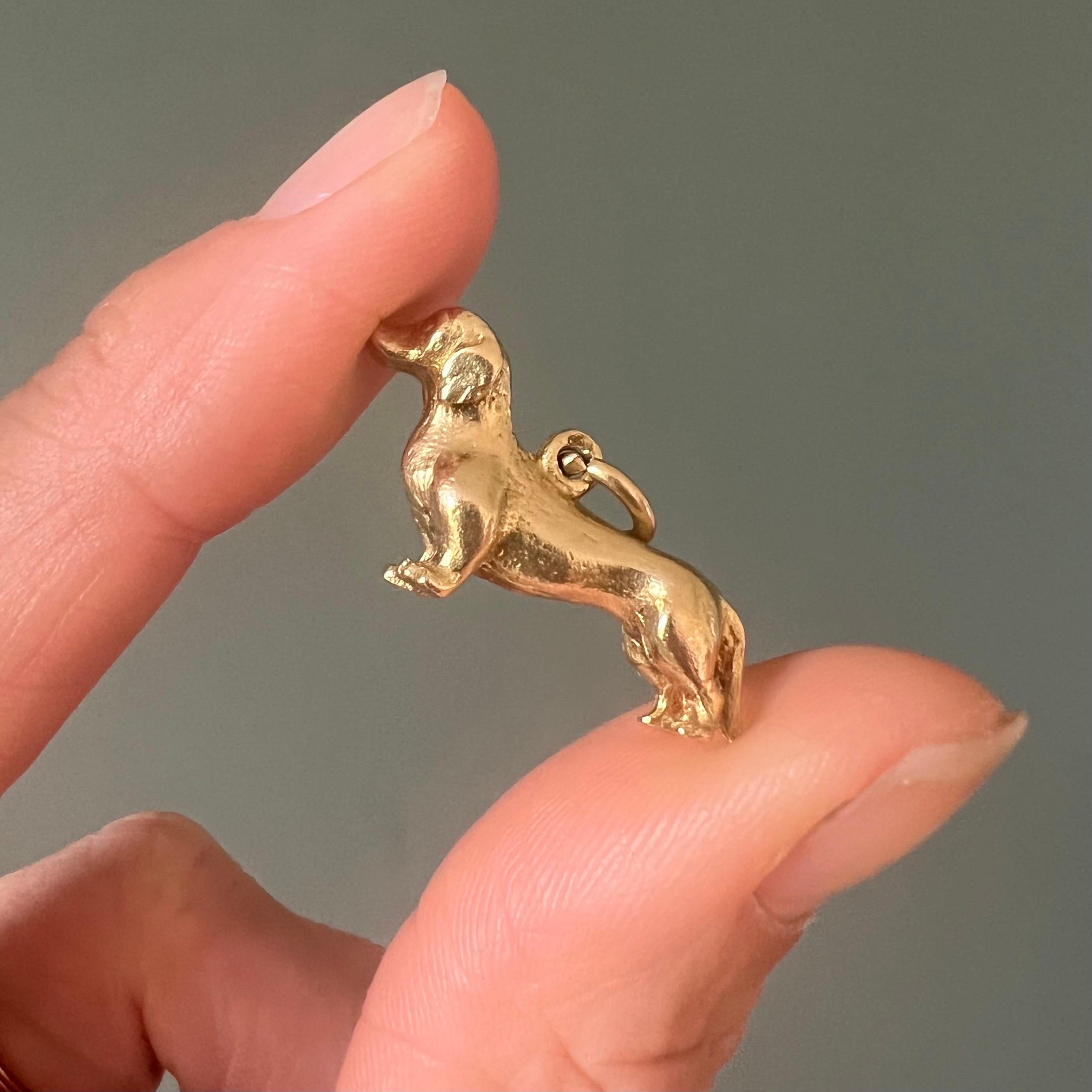 Pendentif en forme de teckel finement travaillé, entièrement réalisé en or jaune massif 18 carats. Cette charmante pièce en trois dimensions capture la silhouette bien-aimée du teckel avec de délicieux détails, de son long corps à ses courtes pattes