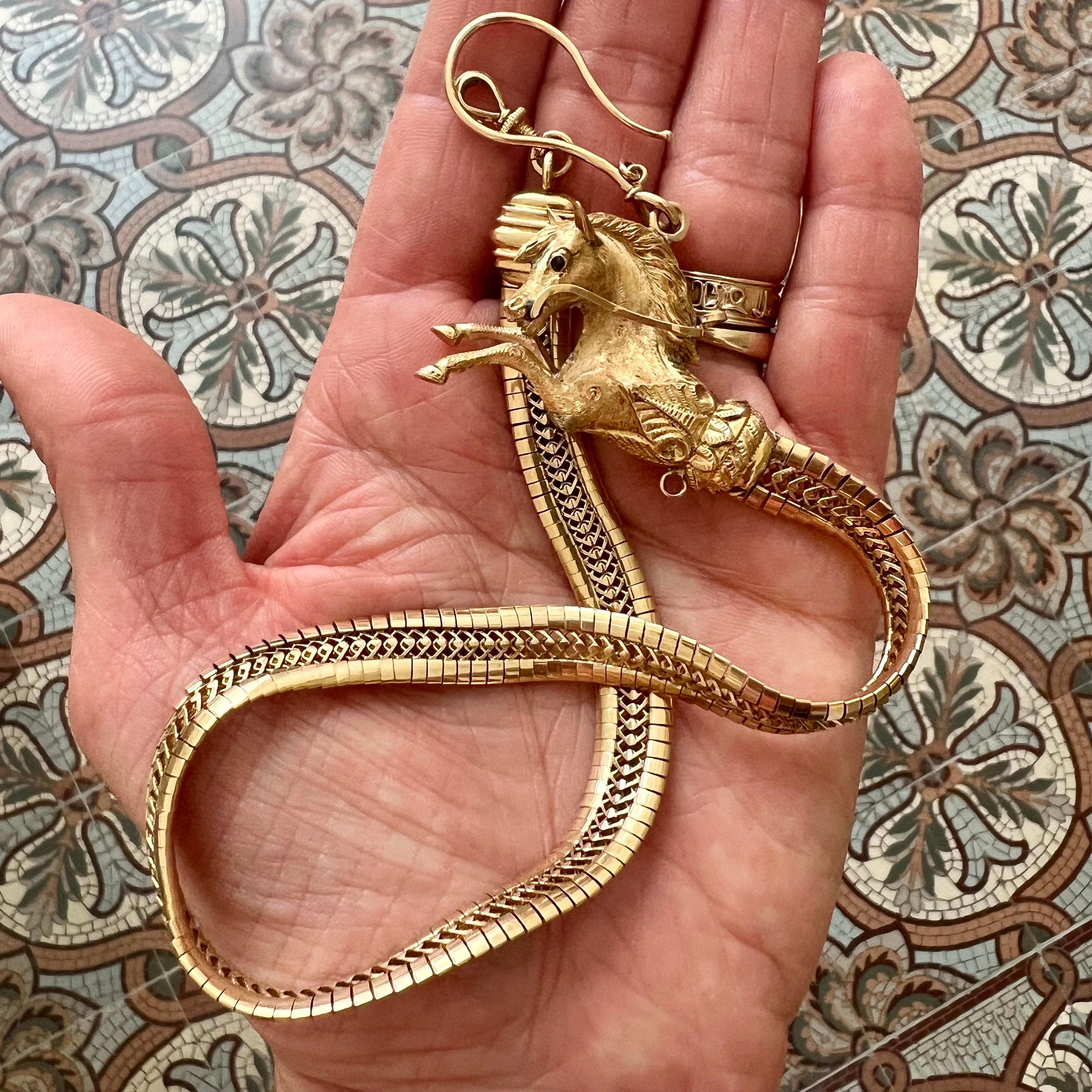 Cette rare et luxueuse chaîne de montre à gousset du XIXe siècle est un exemple exceptionnel de bijou d'inspiration équestre de l'époque victorienne. Réalisée en or jaune 14 carats aux tons riches, la chaîne est composée d'un maillon serpent