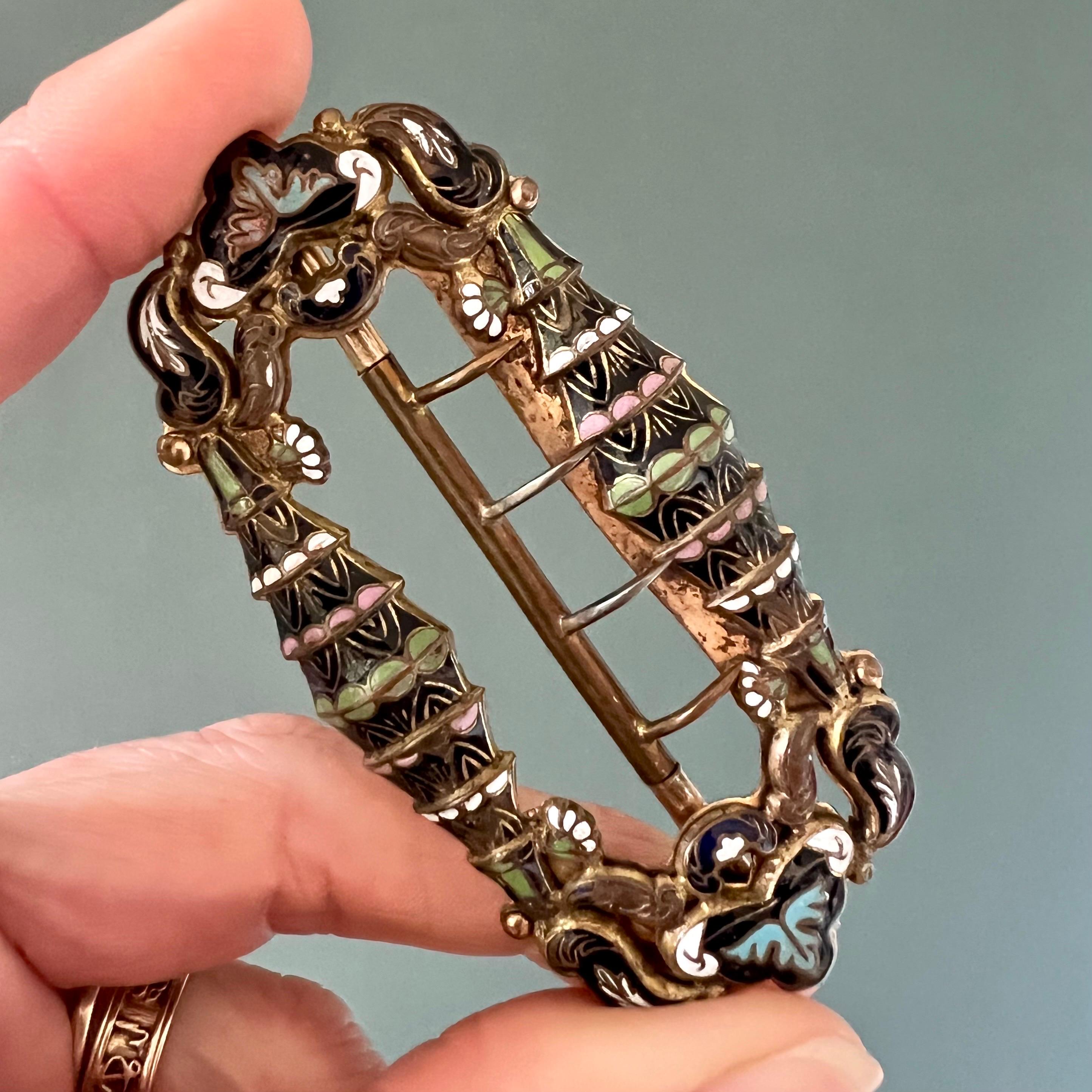 Questa fibbia rettangolare in stile Art Nouveau è uno splendido esempio del design elegante e organico del movimento, che fonde linee fluide e motivi naturali. La fibbia presenta intricate foglie di papiro e decorazioni floreali, entrambi segni