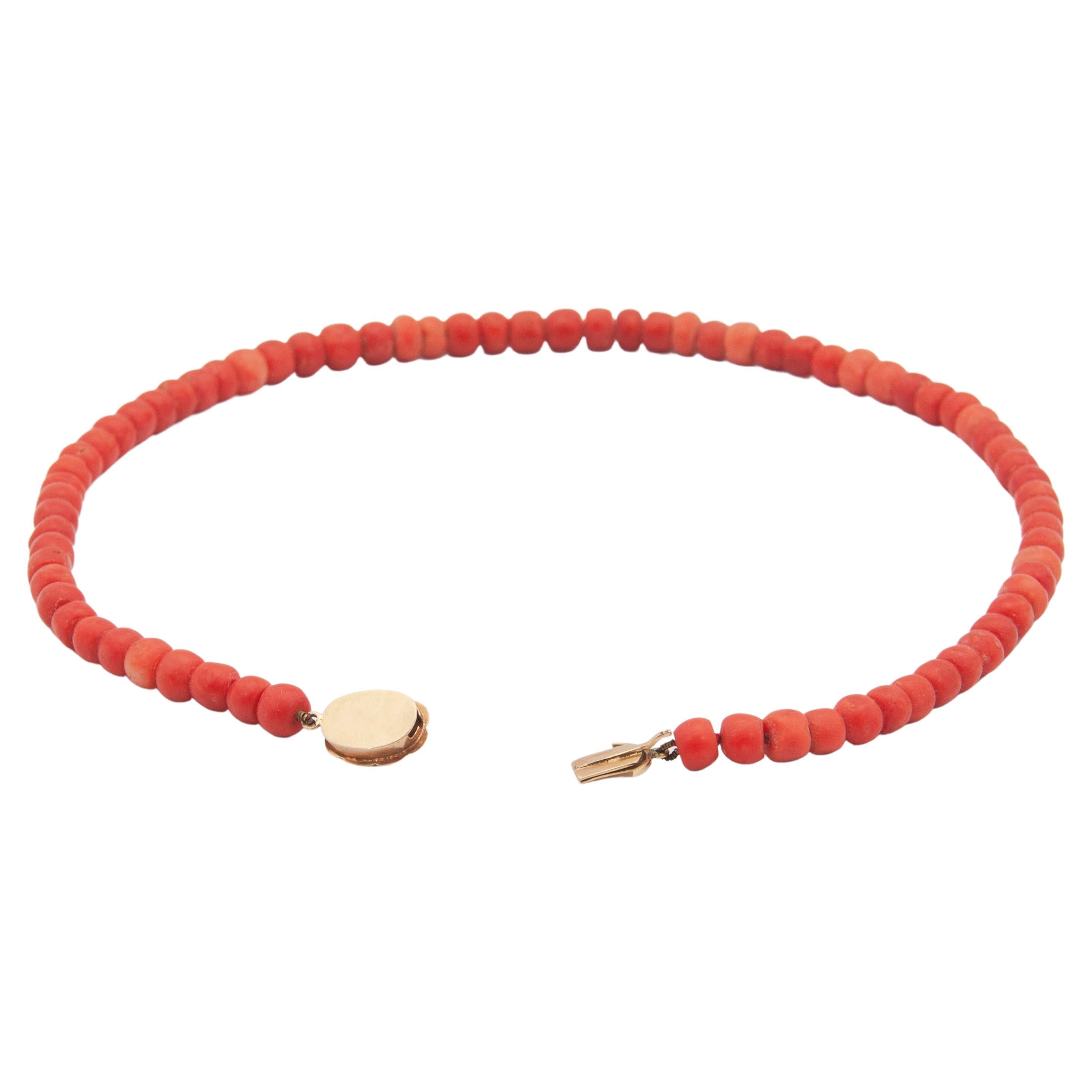 Mid-Century Coral 14 Karat Gold Beaded Necklace, Netherlands In Good Condition In Rotterdam, NL