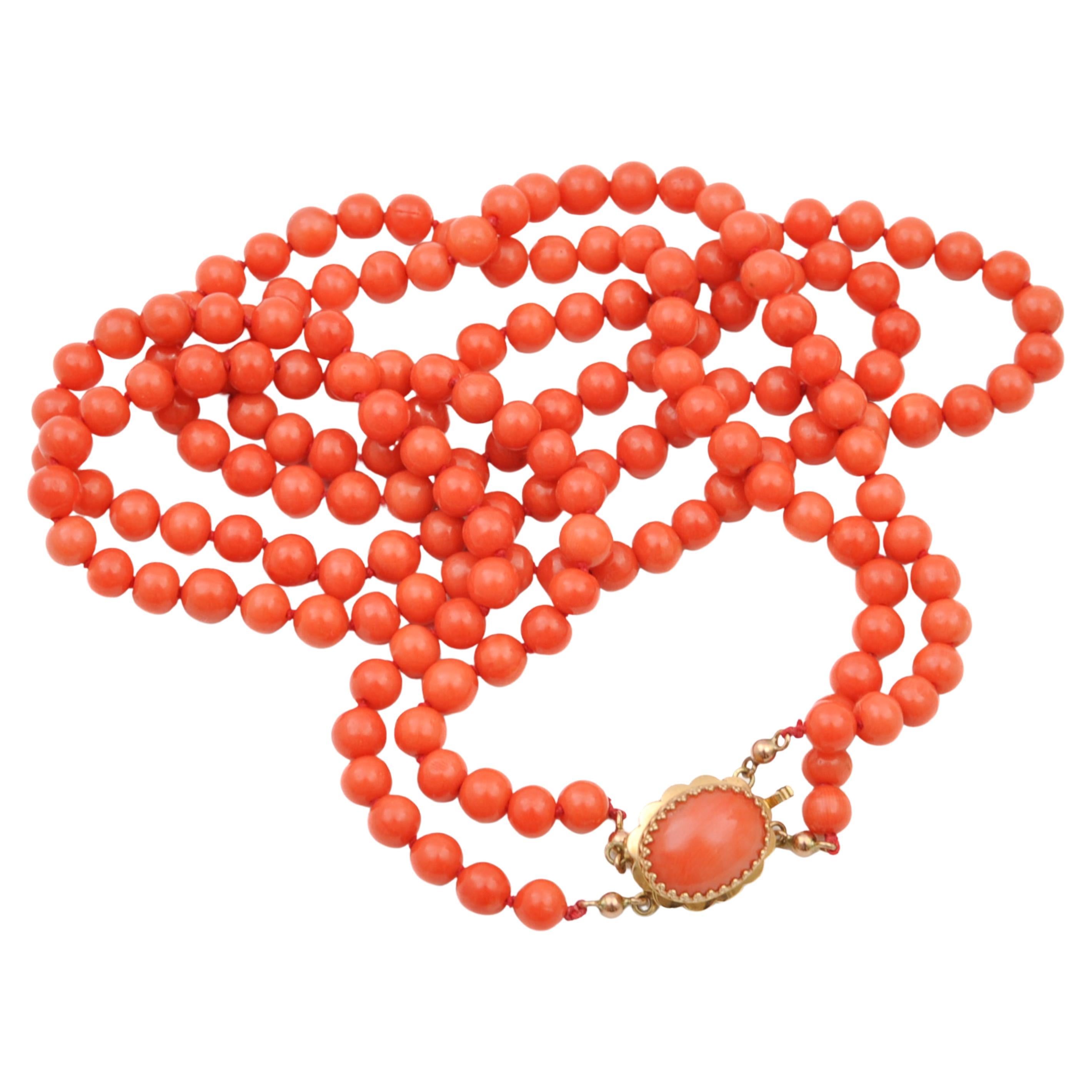 Vintage Natural Coral Zwei-Strang 14K Gold Perlen Halskette im Angebot
