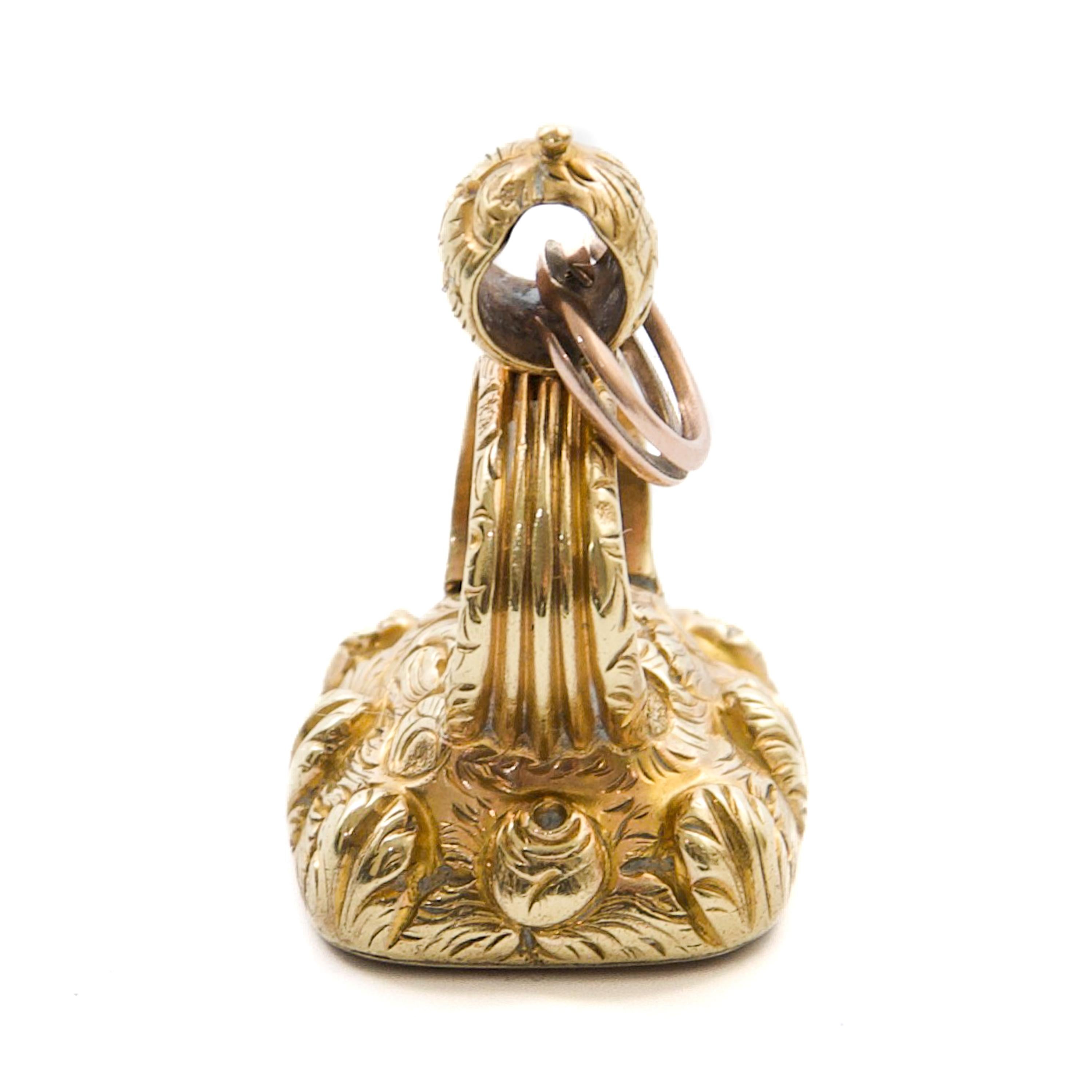Quadrato Ciondolo a forma di fogliame in oro georgiano antico con corniola grande e ciondolo a forma di fionda in vendita