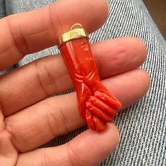 Grand pendentif « Mano Figa » en or 18 carats avec corail rouge sculpté, 1950-1970