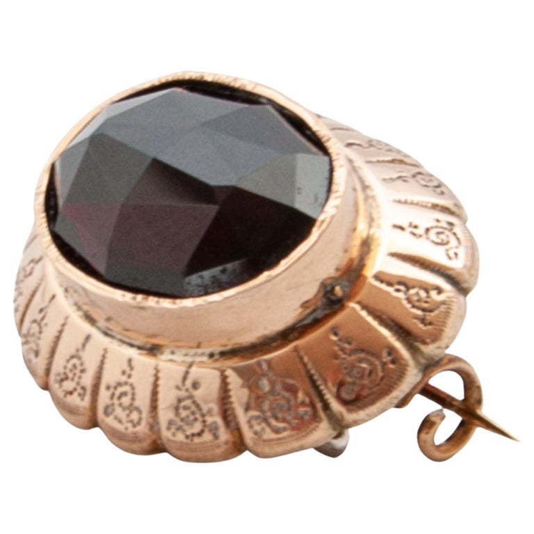 Victorian 14K Gold Engraved Garnet Brooch In Good Condition For Sale In Rotterdam, NL