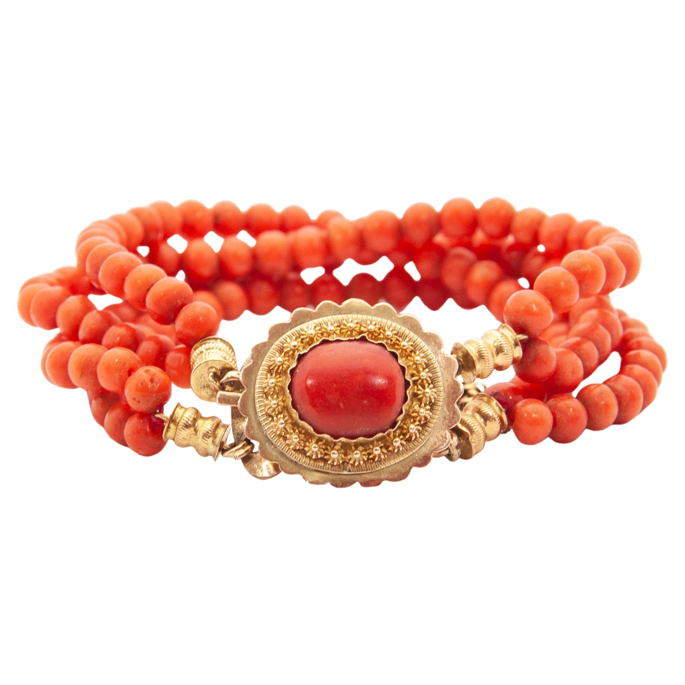 Bracelet d'enfant des années 1850 en or 14 carats et corail en vente