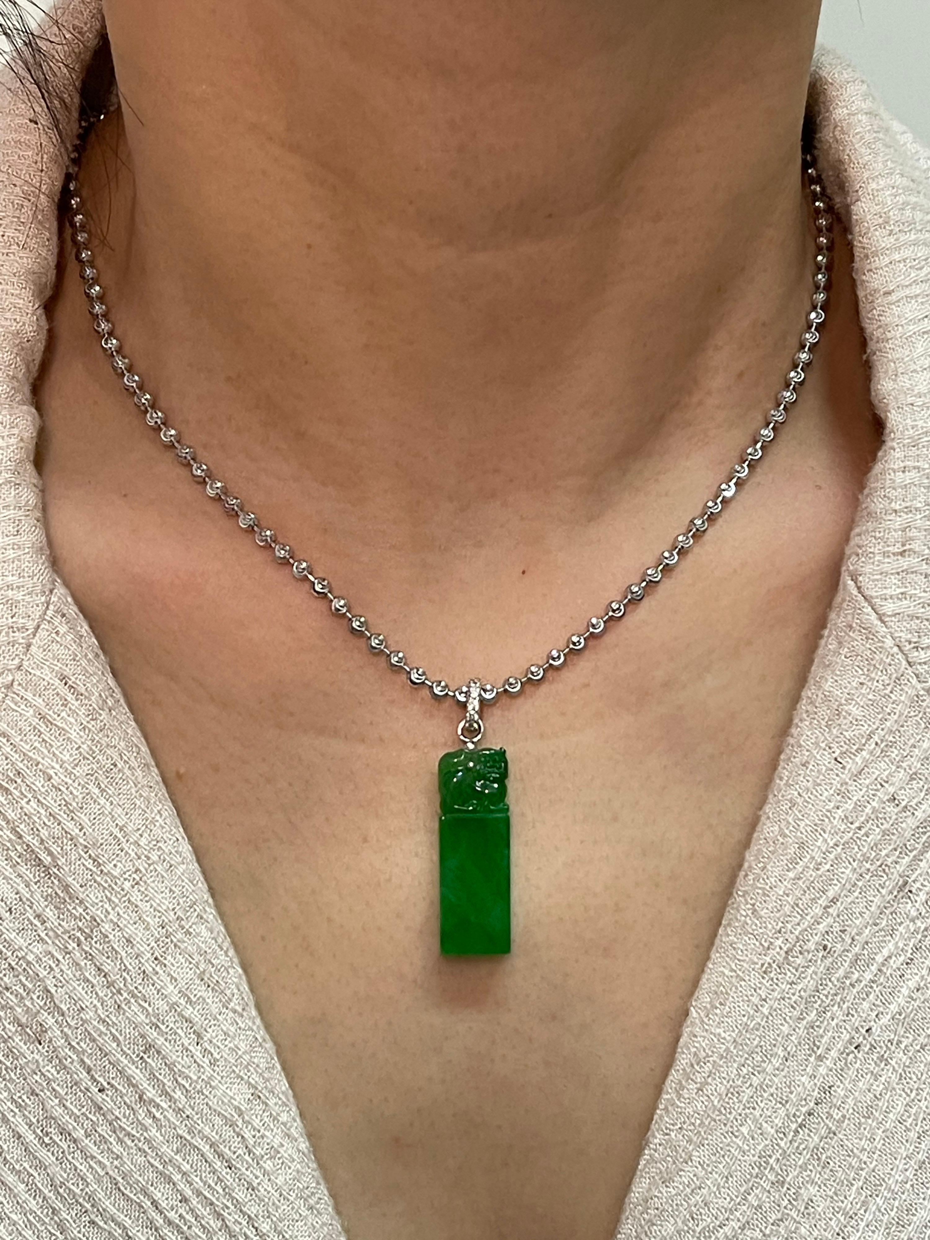 BEST OF THE BEST für die nächste Generation. Hier ist eine seltene kaisergrüne Jade mit exzellenter Transparenz und Diamant-Anhänger Tropfen Halskette. Es ist von 2 Labors zertifiziert. Der Anhänger ist in 18 Karat Weißgold und Diamanten gefasst.