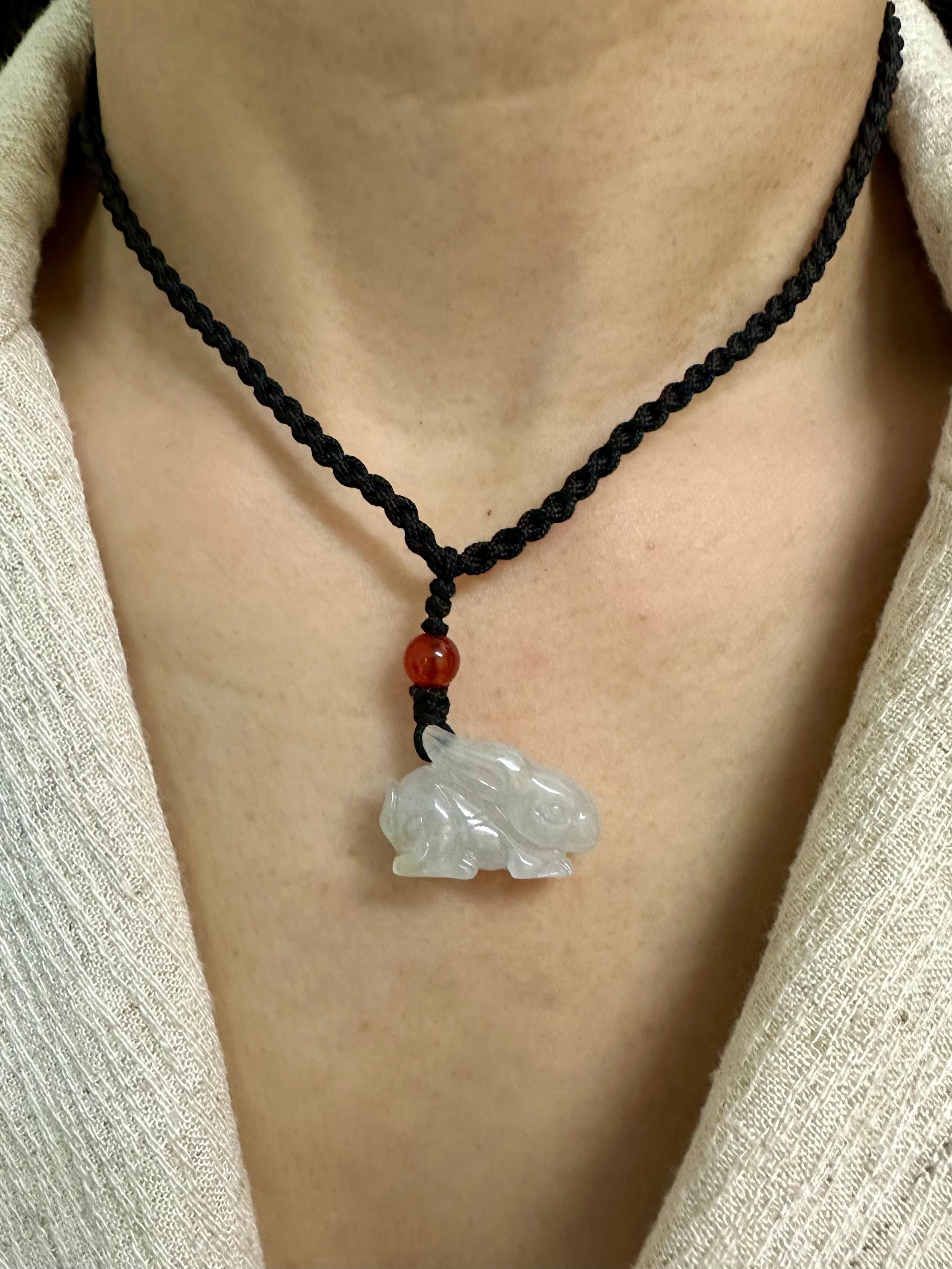 Collana con ciondolo a forma di coniglio di Giada Icy certificata da 24 mm x 16 mm, anno del coniglio in vendita 4