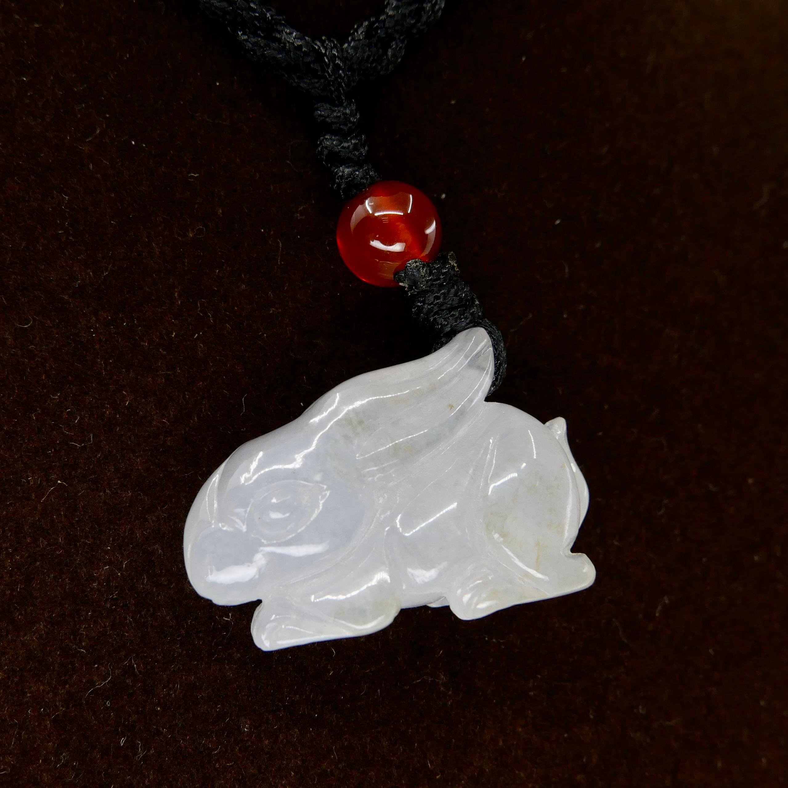Taglio grezzo Collana con ciondolo a forma di coniglio di Giada Icy certificata da 24 mm x 16 mm, anno del coniglio in vendita