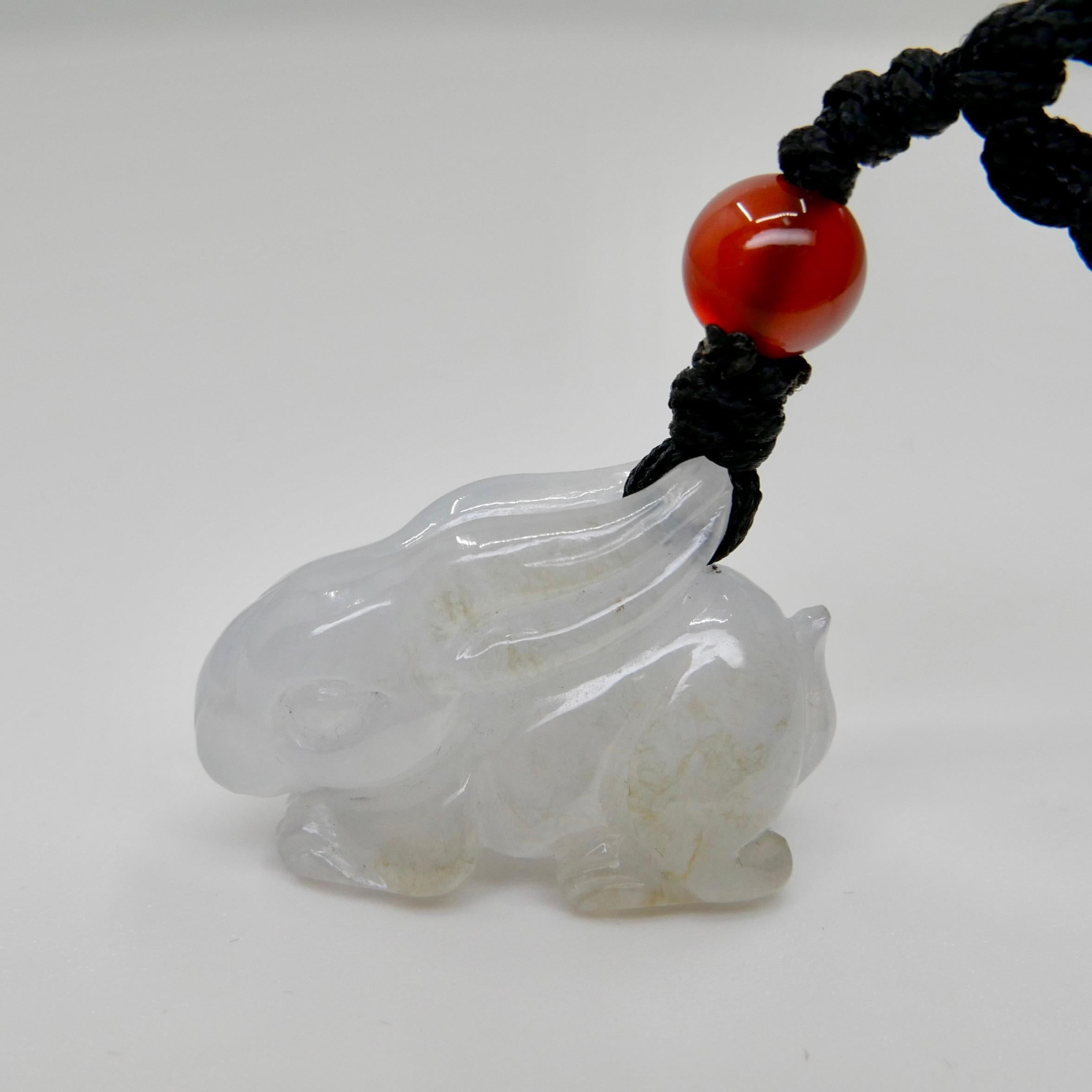 Collana con ciondolo a forma di coniglio di Giada Icy certificata da 24 mm x 16 mm, anno del coniglio in vendita 2