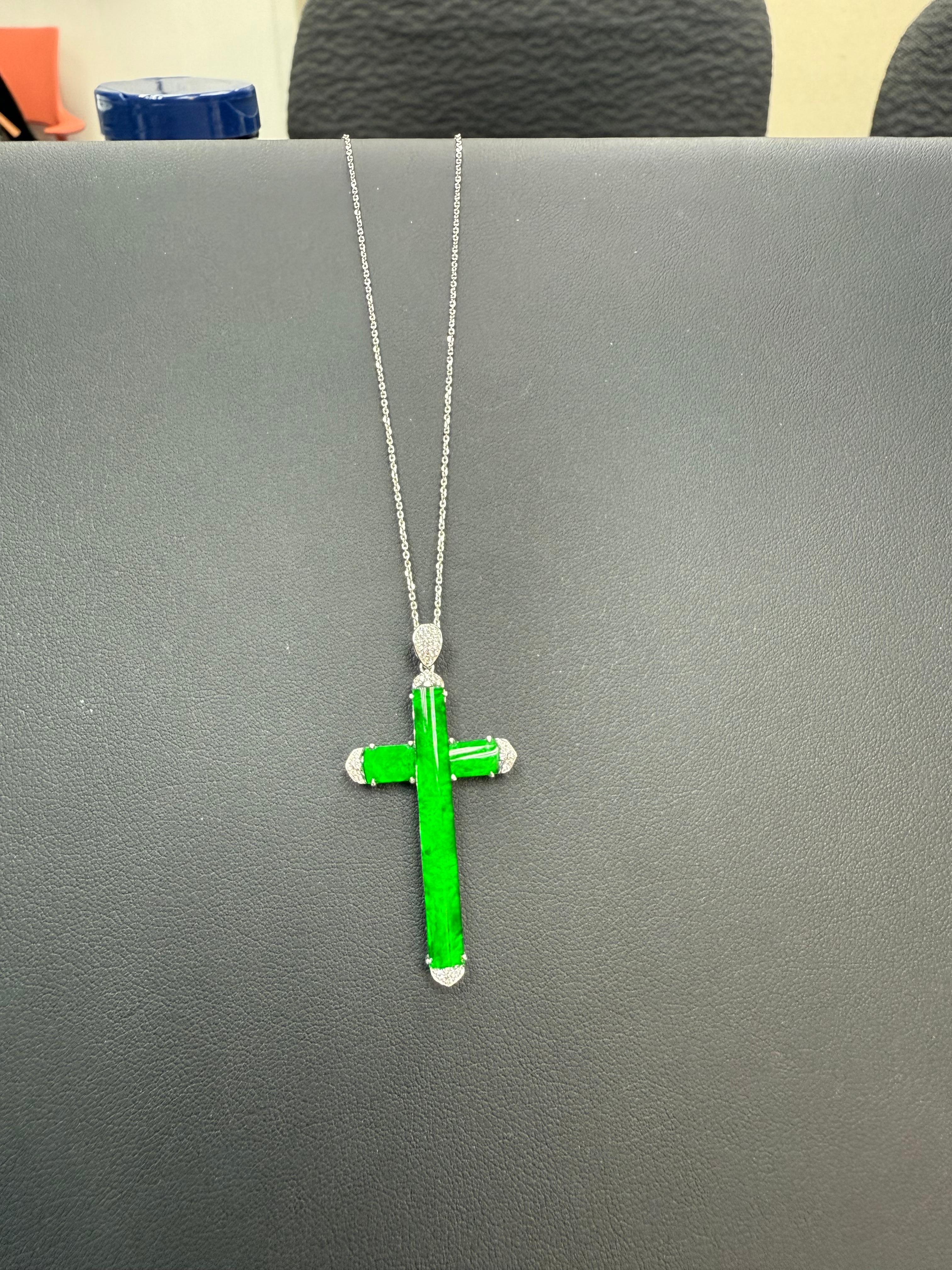 Taglio grezzo Collana con ciondolo di giada e diamanti certificati, colore verde mela brillante in vendita