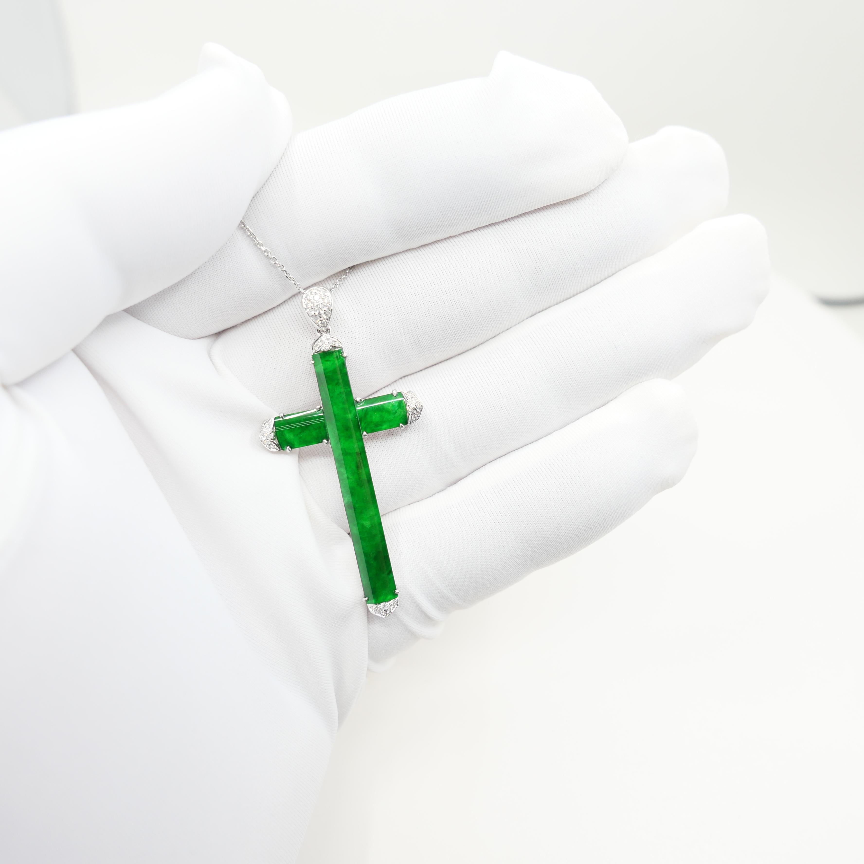 Collana con ciondolo di giada e diamanti certificati, colore verde mela brillante In condizioni Nuovo in vendita a Hong Kong, HK