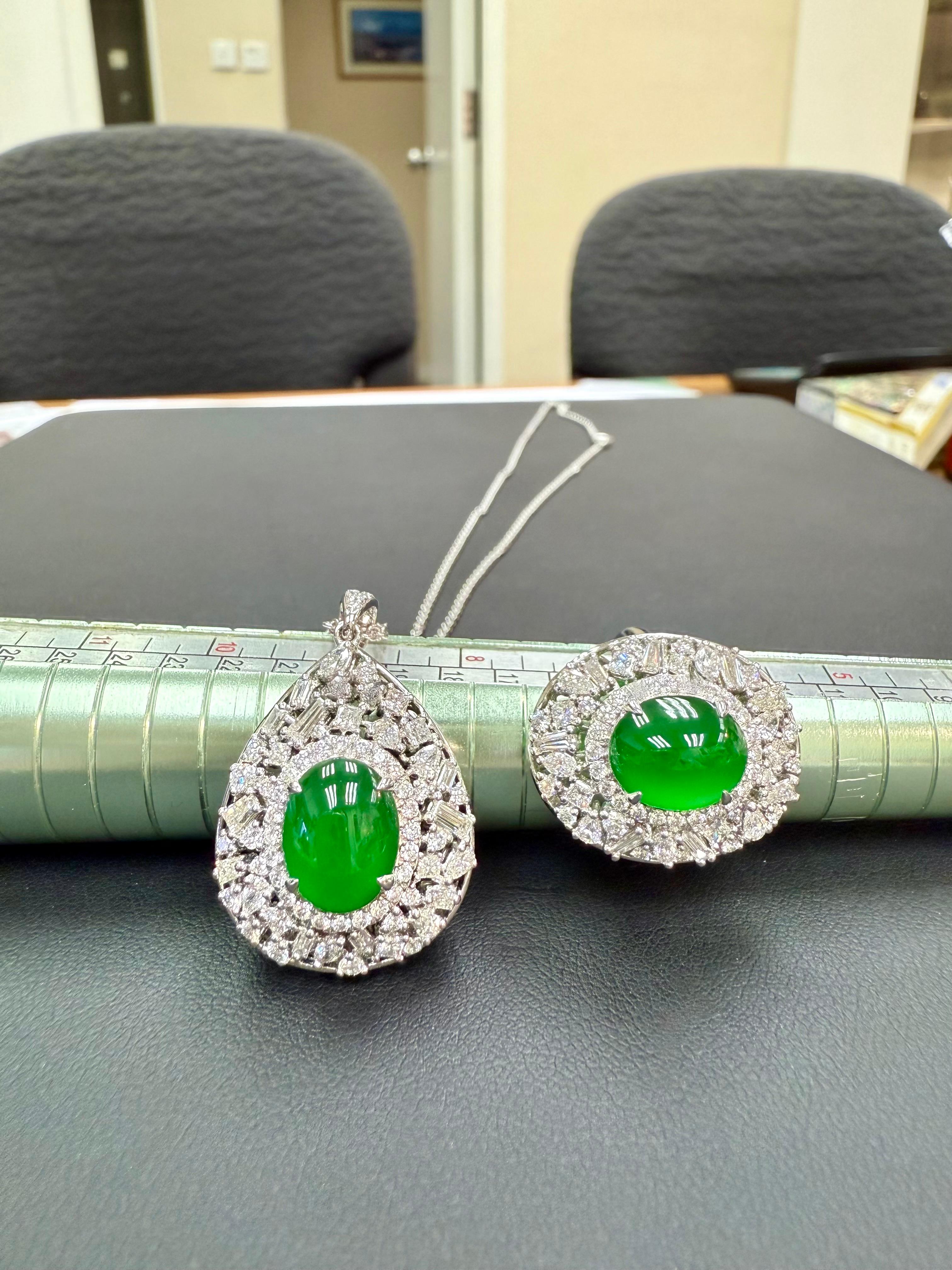 Zertifizierter Jade-Diamantring mit Phantasieschliff. Imperial Green mit Supreme Glow! (Cabochon) im Angebot