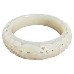 Bracelet en jade néphrite certifié, sculpture creusée, fleur et phénix. Exquis!