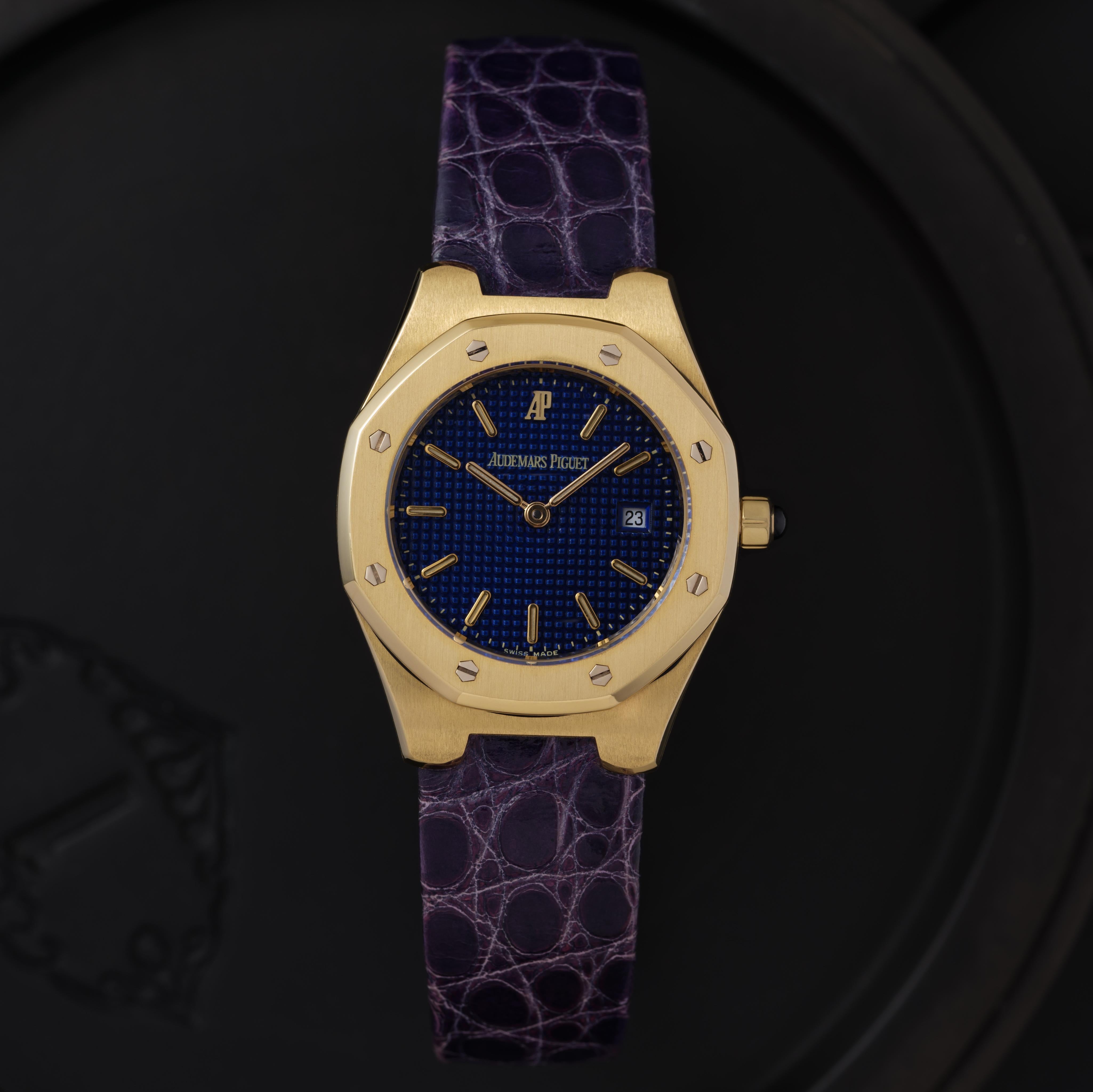 Vintage Audemars Piguet Royal Oak Model 66800BA Or Jaune 18k avec cadran bleu Tapisserie 25mm sur bracelet bleu et boucle déployante, Mouvement à quartz, Fabriqué en Suisse c.1998

Fabricant : Audemars Piguet
Modèle : Royal Oak
Année : 1998
MATERIAL