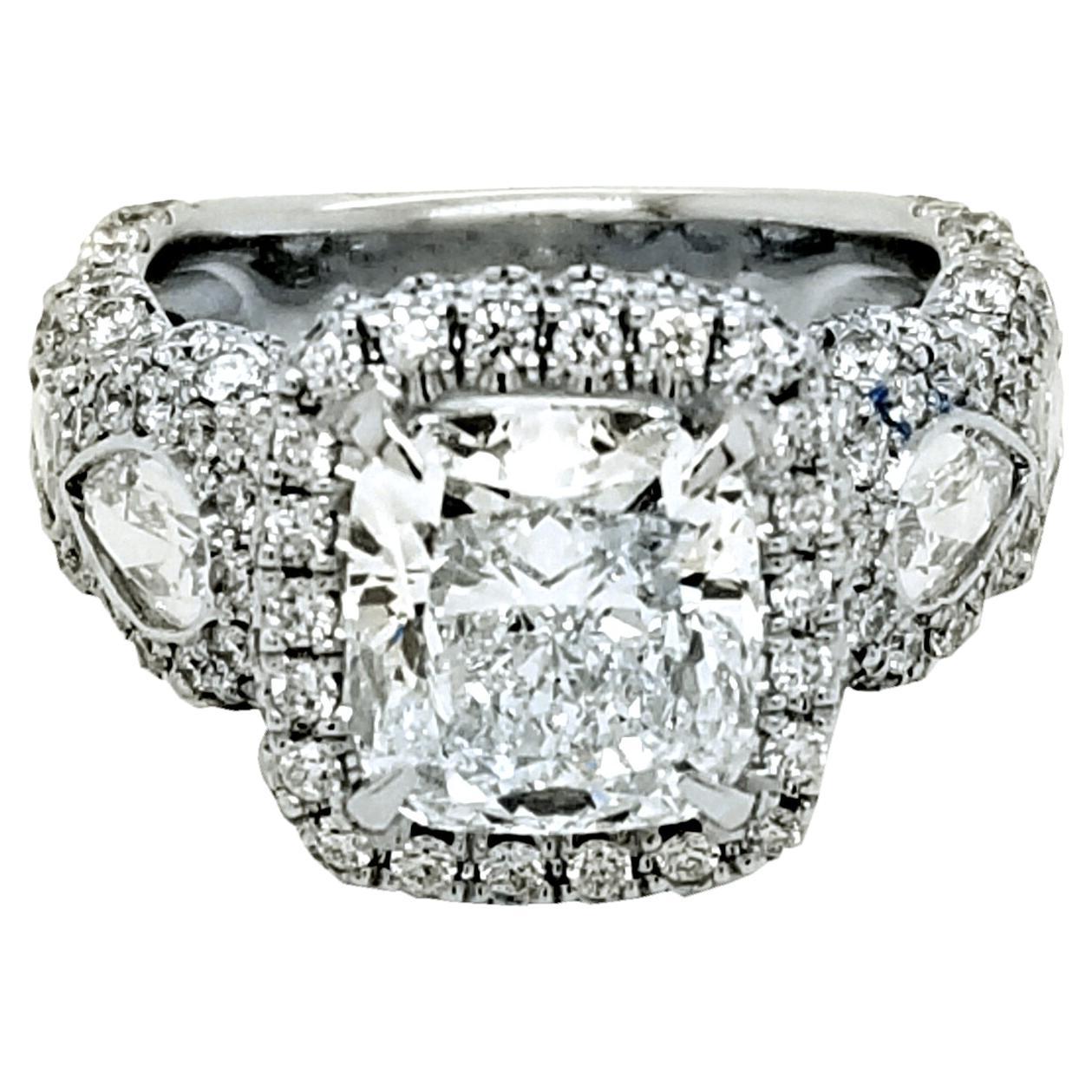 Bague de fiançailles en or 18 carats sertie d'un diamant taille coussin de 3,01 carats I/VVS2 certifié GIA, serti en pavé et lunette avec halo