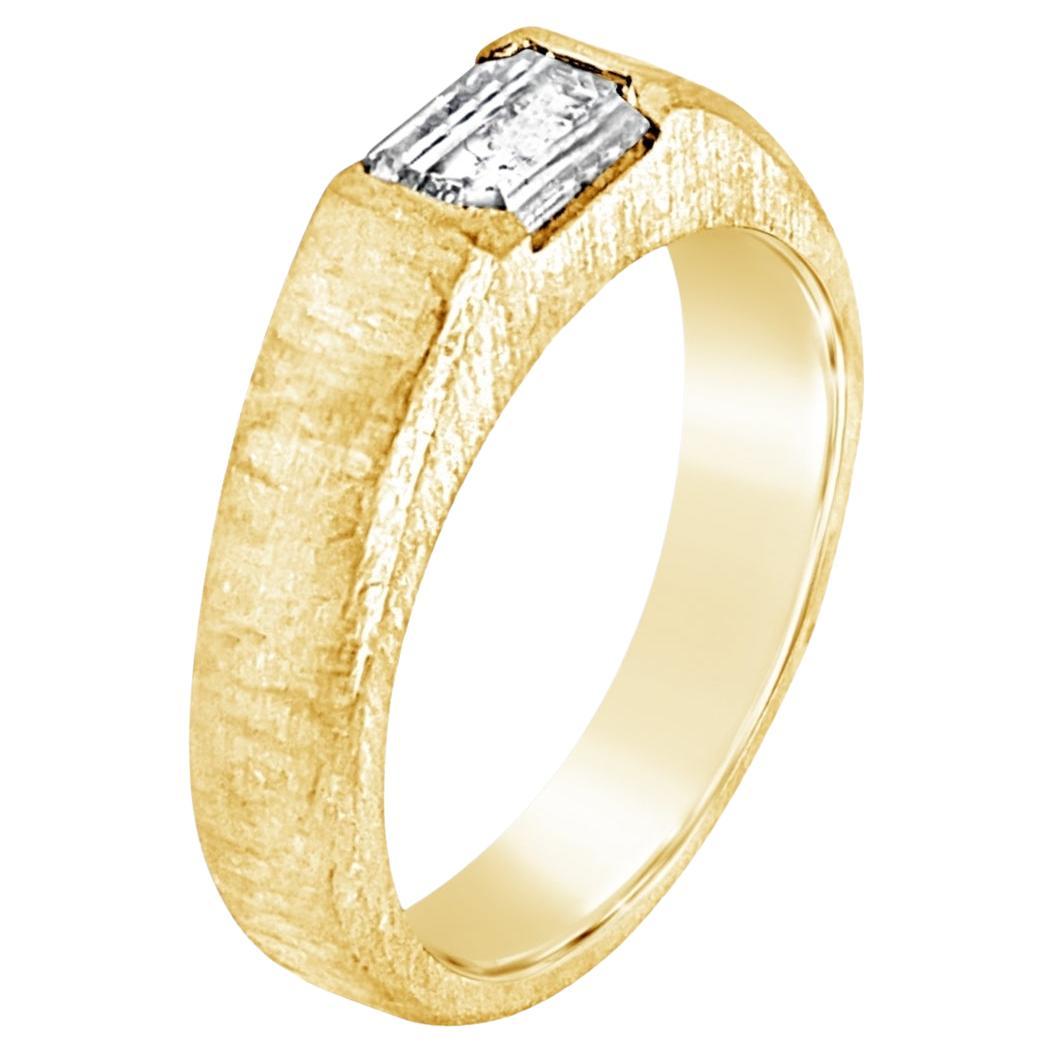 18 Karat Gold Handhämmerter Solitär Herrenring mit 1,02 Karat Smaragdschliff in der Mitte im Angebot