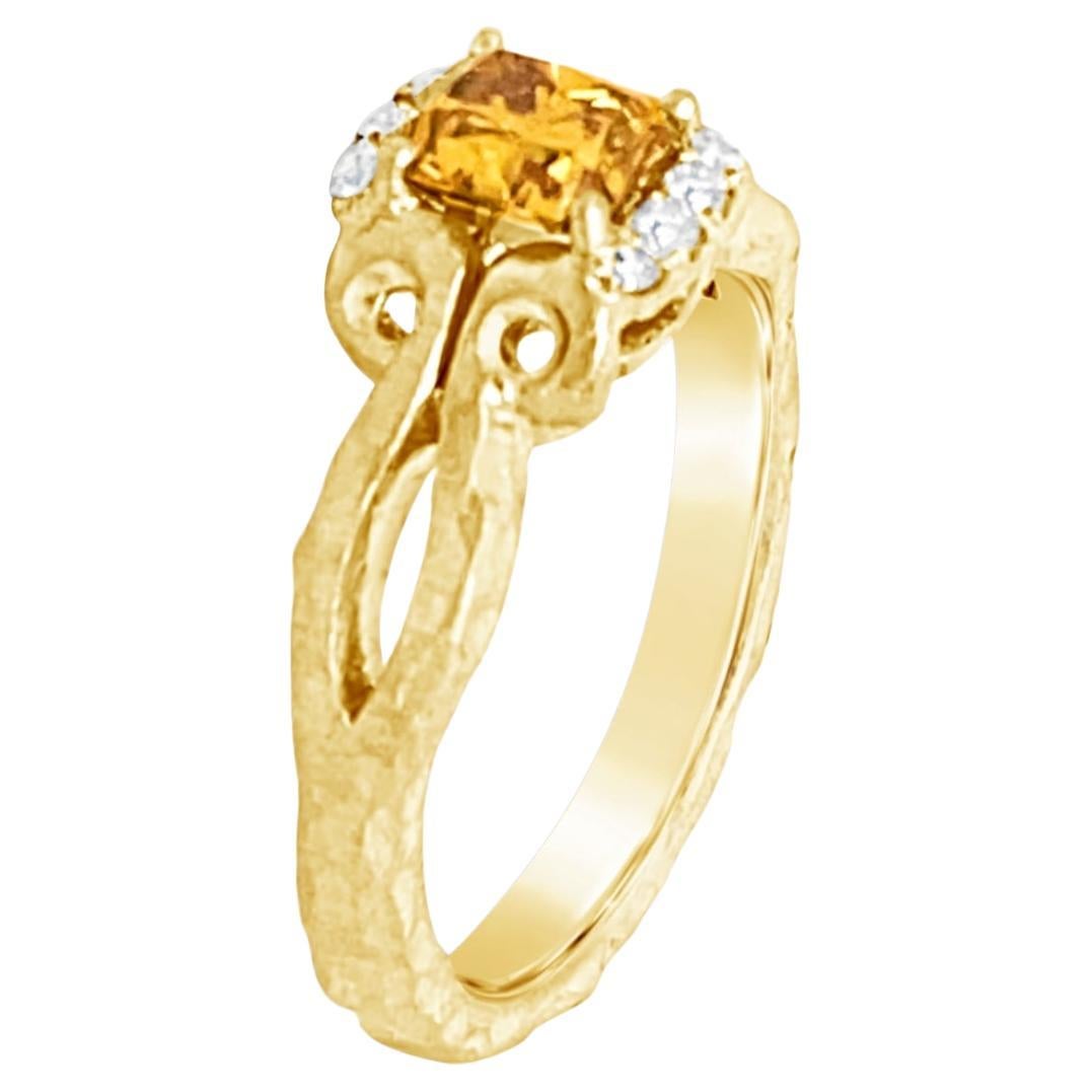 18 Karat handgehämmerter Verlobungsring mit 0,80 Karat orangefarbenem Diamant in der Mitte