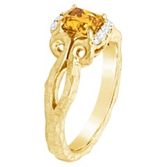 18 Karat handgehämmerter Verlobungsring mit 0,80 Karat orangefarbenem Diamant in der Mitte