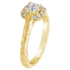 Anello di fidanzamento 18K martellato a mano con diamante radiante centrale da 0,46 carati Anello di fidanzamento 18K martellato a mano con diamante radiante centrale da 0,46 carati
