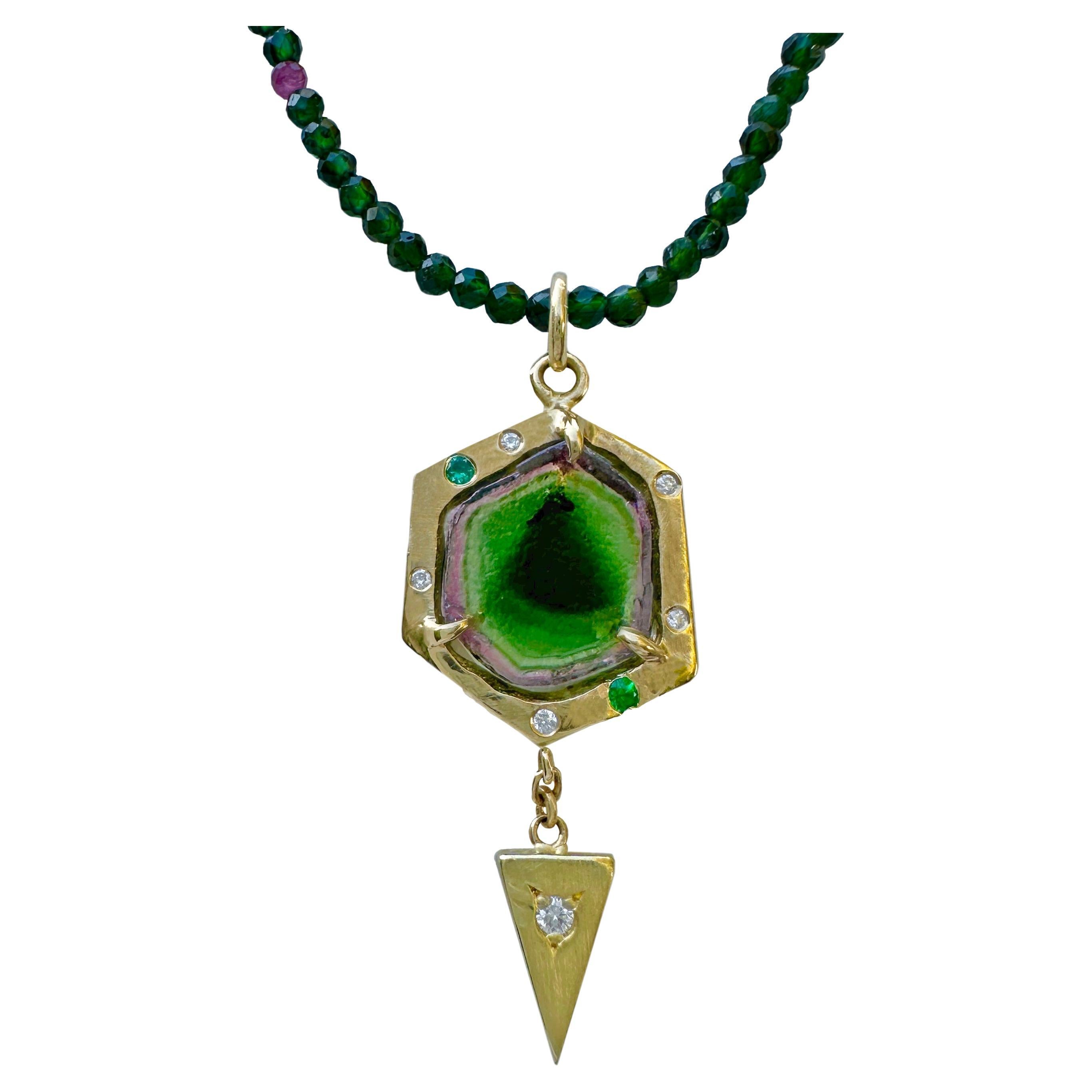 Pendentif tranché melon d'eau en or 14 carats avec accents de diamants et d'émeraudes