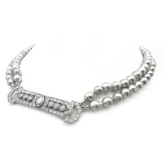 Gargantilla de perlas Akoya plateadas de dos hilos con pieza central de platino y un diamante de 2,3 ct