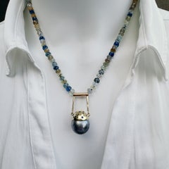 Anhänger mit Tahiti-Perle und aufklappbarer Kappe mit Diamanten und Saphiren an einer 17-Zoll-Edelsteinkette