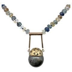 Anhänger mit Tahiti-Perle und aufklappbarer Kappe mit Diamanten und Saphiren an einer 17-Zoll-Edelsteinkette